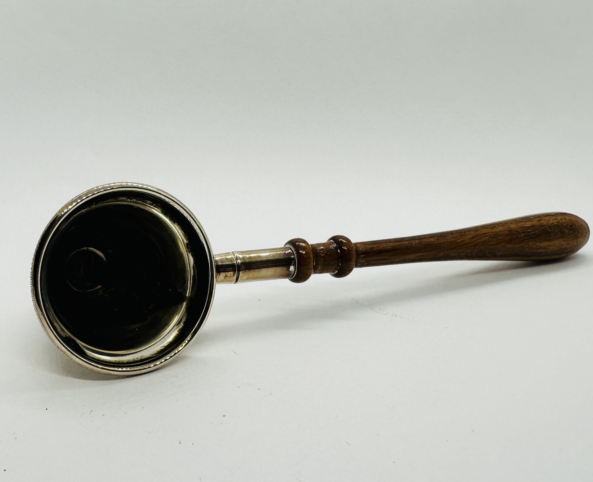 A SILVER CANDLE SNUFF WITH TURNED WOODEN HANDLE, BIRMINGHAM ASSAY 1993 AN L 14CM. - Image 5 of 7