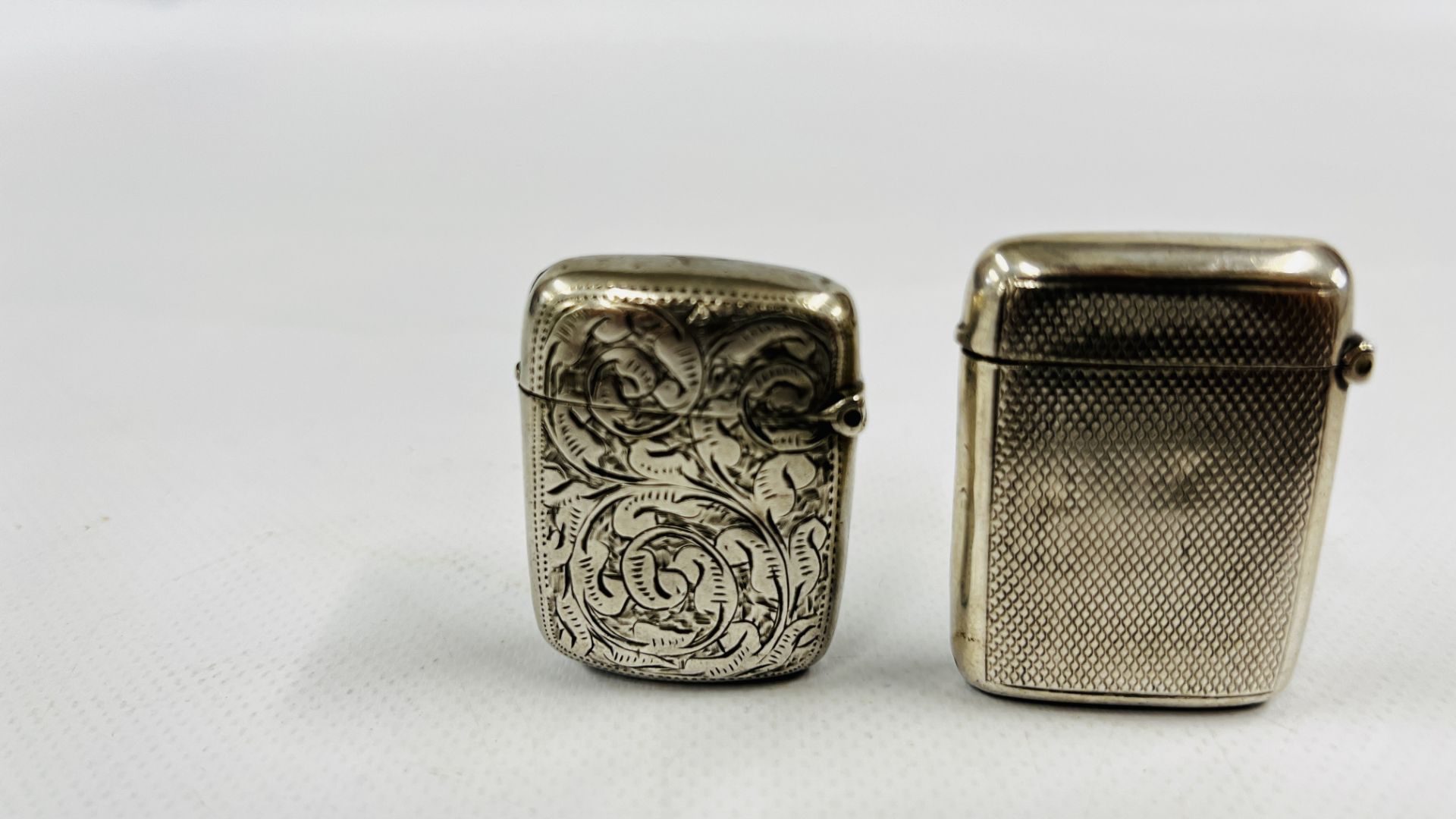 A GROUP OF THREE SILVER MATCHBOX STRIKERS TO INCLUDE ENGRAVED AND ENGINE TURNED EXAMPLES. - Image 5 of 8