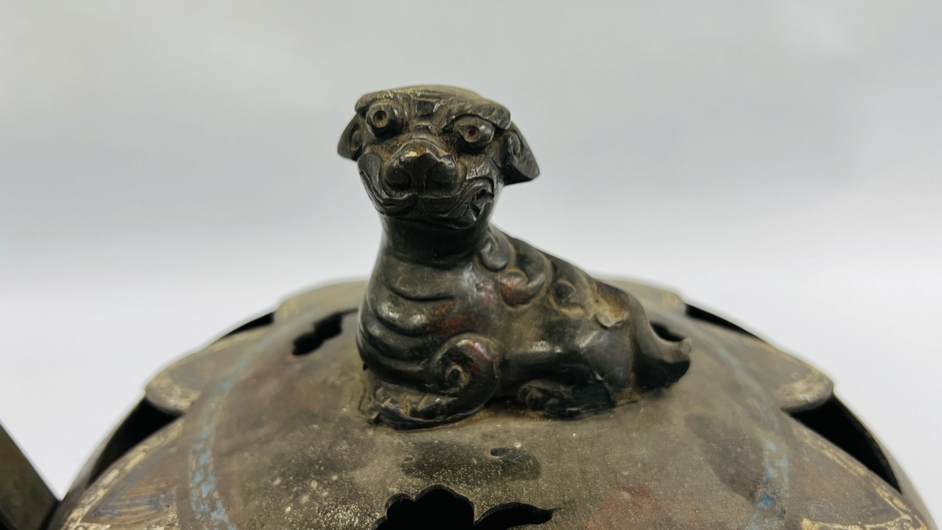 ANTIQUE CHINESE CHAMPS LEVEE INCENSE BURNER HANDLE A/F, THE COVER SURMOUNTED WITH A BUDDHIST DOG, - Bild 2 aus 20