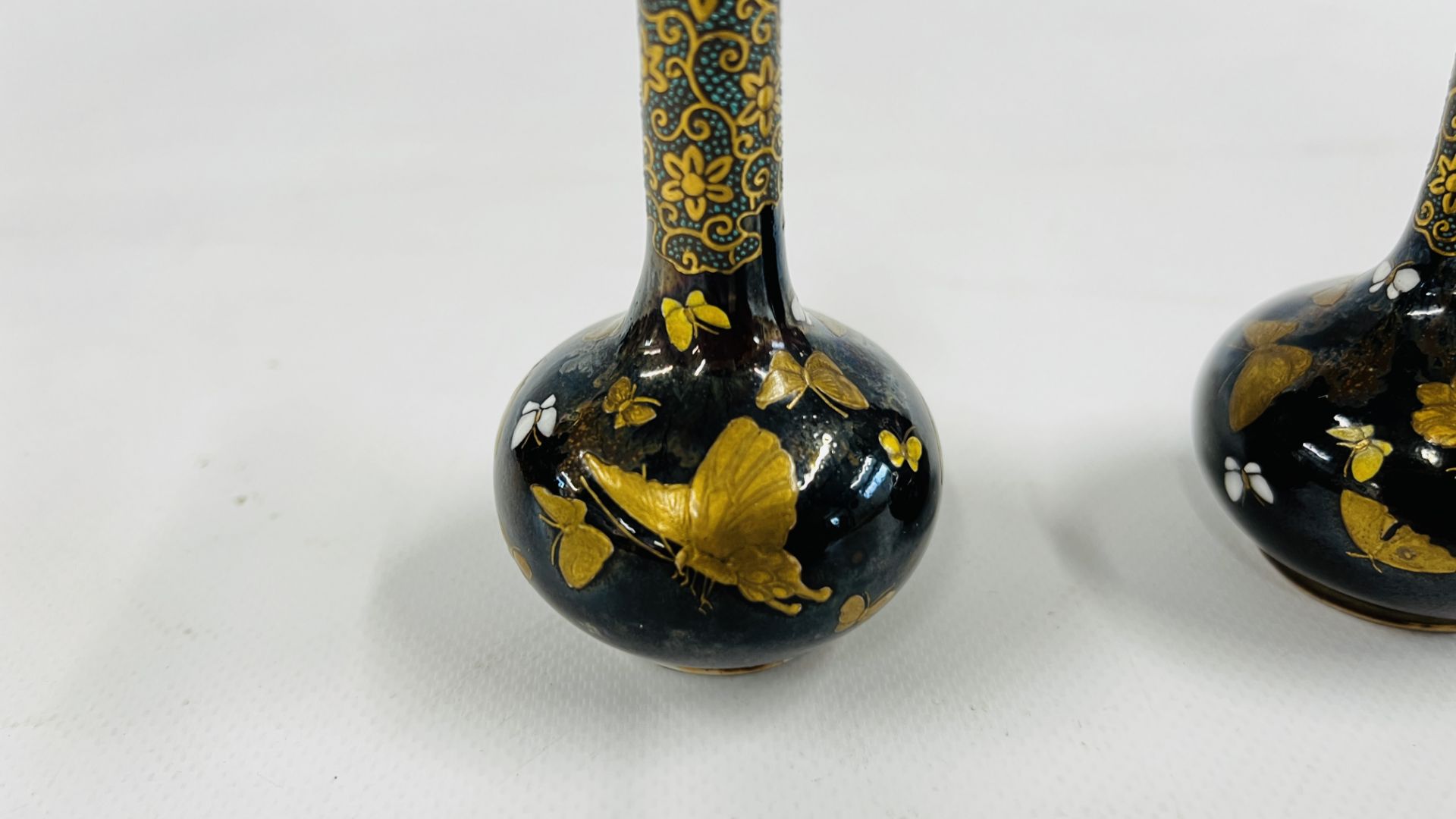 A PAIR OF MINIATURE ONION VASES GILT DECORATED WITH BUTTERFLIES HEIGHT 9CM ALONG WITH A MINIATURE - Image 6 of 24