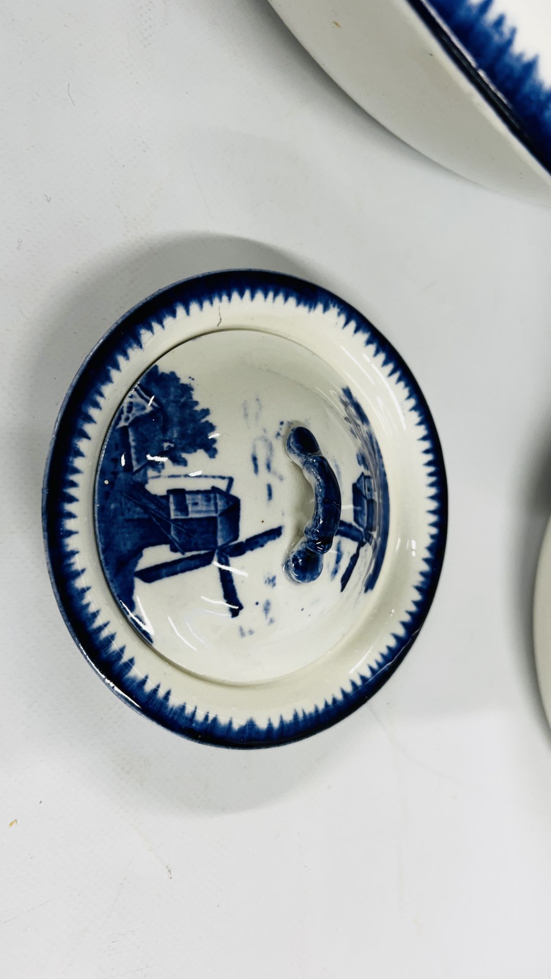 AN EMPIRE WARE EAST ANGLIAN PATTERN JUG AND BOWL SET ALONG WITH MATCHING SOAP DISH. - Image 4 of 7