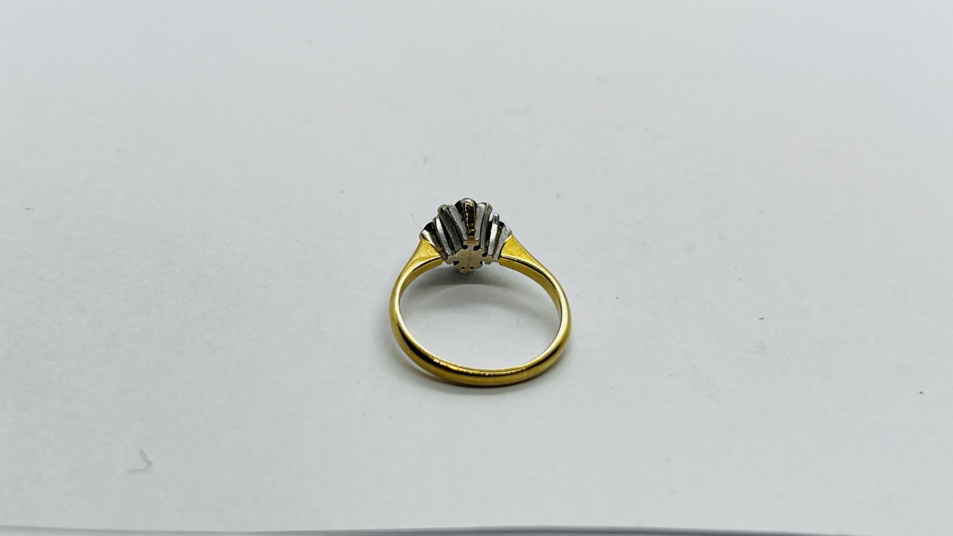 AN ELEGANT 18CT GOLD DIAMOND & RUBY SET RING. - Image 5 of 5