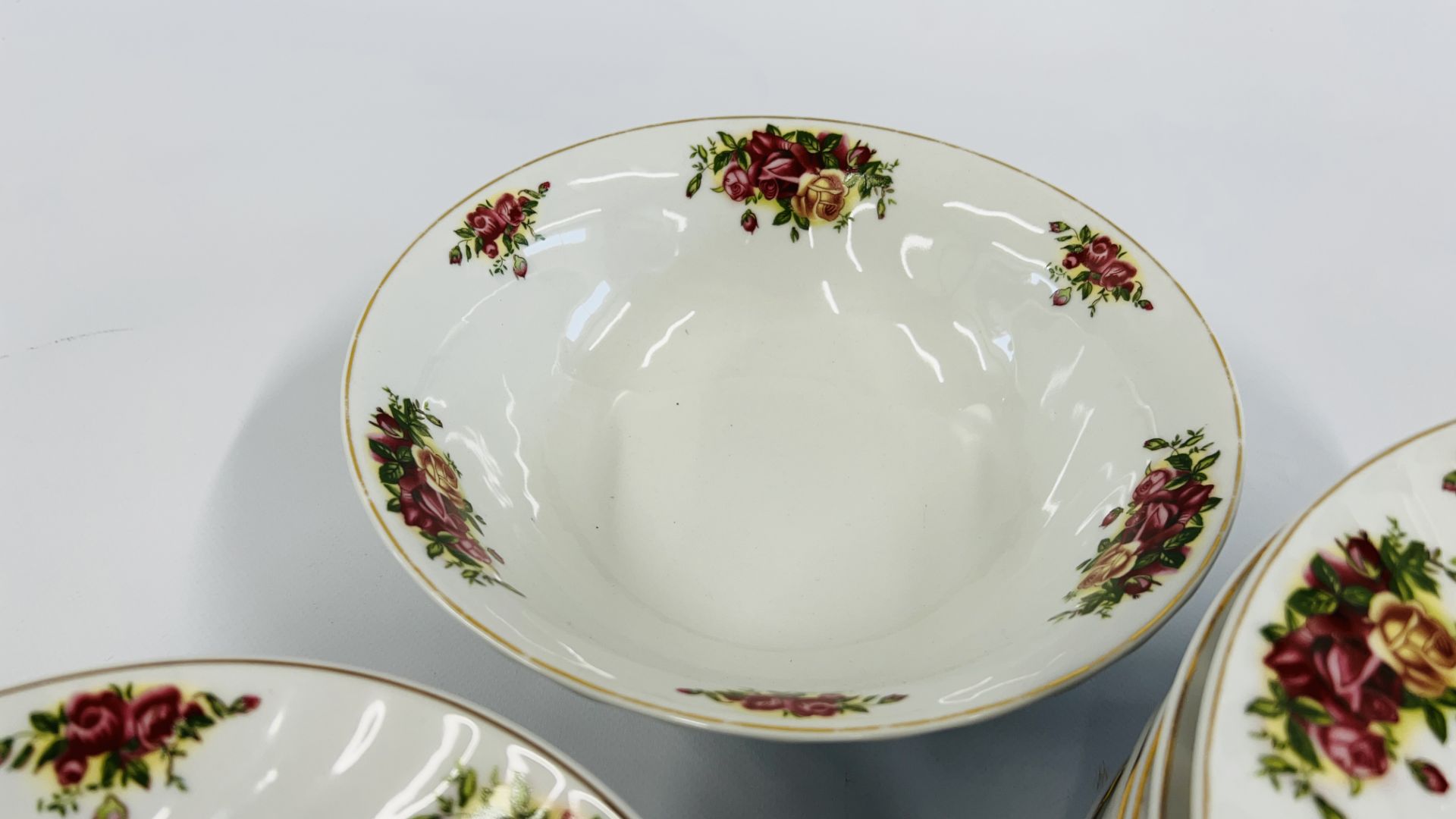 APPROXIMATELY 23 PIECES OF ROYAL NORFOLK COUNTRY ROSES DINNER + TEA WARE. - Image 6 of 9