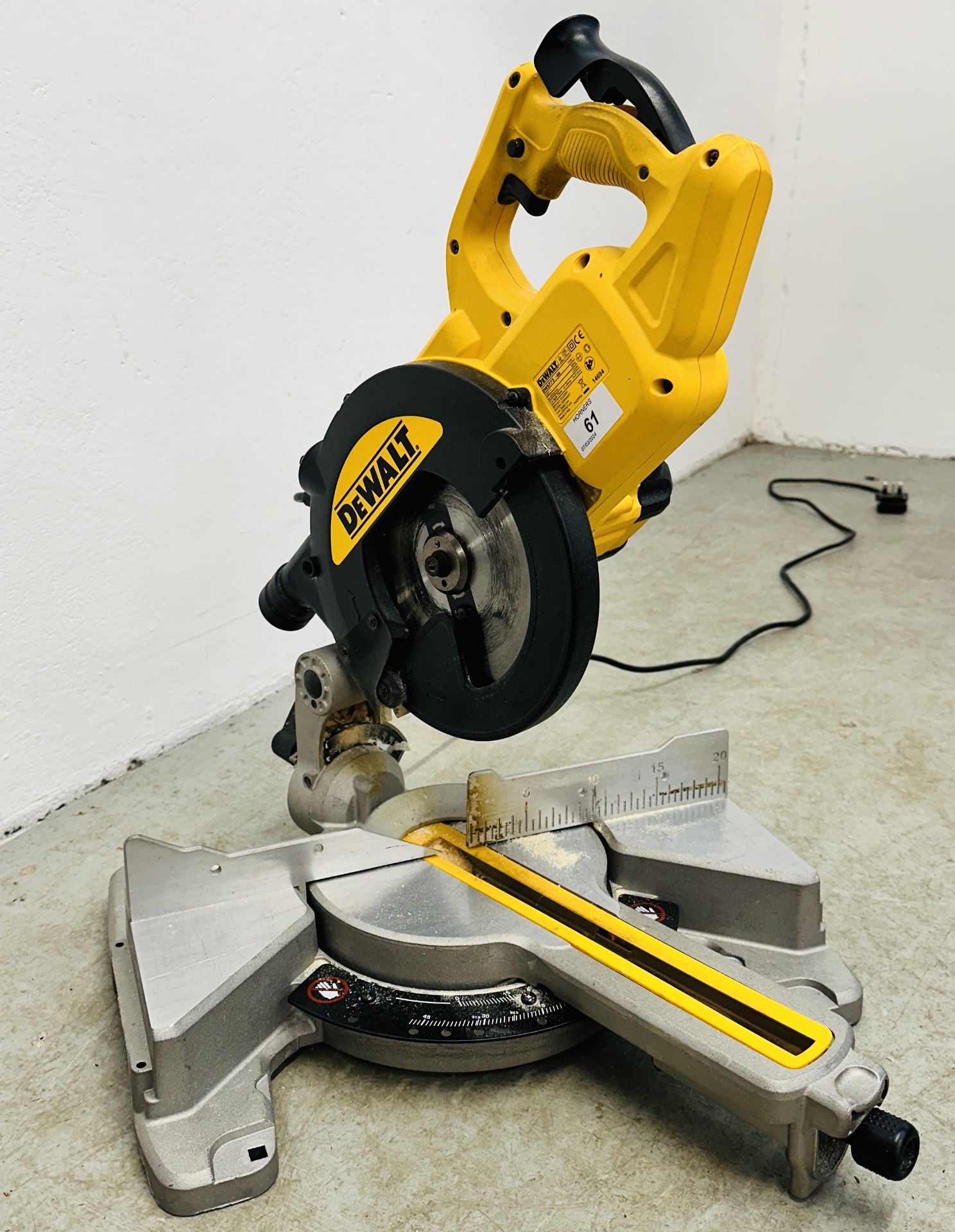 DE WALT COMPOUND MITRE SAW MODEL DWS773 - SOLD AS SEEN. THIS LOT IS SUBJECT TO VAT ON HAMMER PRICE.
