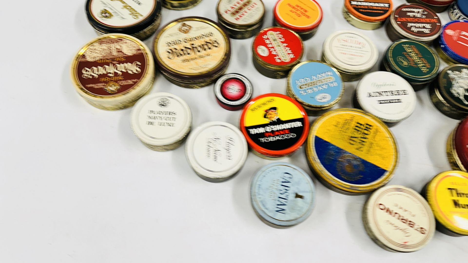 A BOX CONTAINING AN EXTENSIVE COLLECTION OF ASSORTED EMPTY VINTAGE ROUND TOBACCO TINS TO INCLUDE - Image 8 of 10