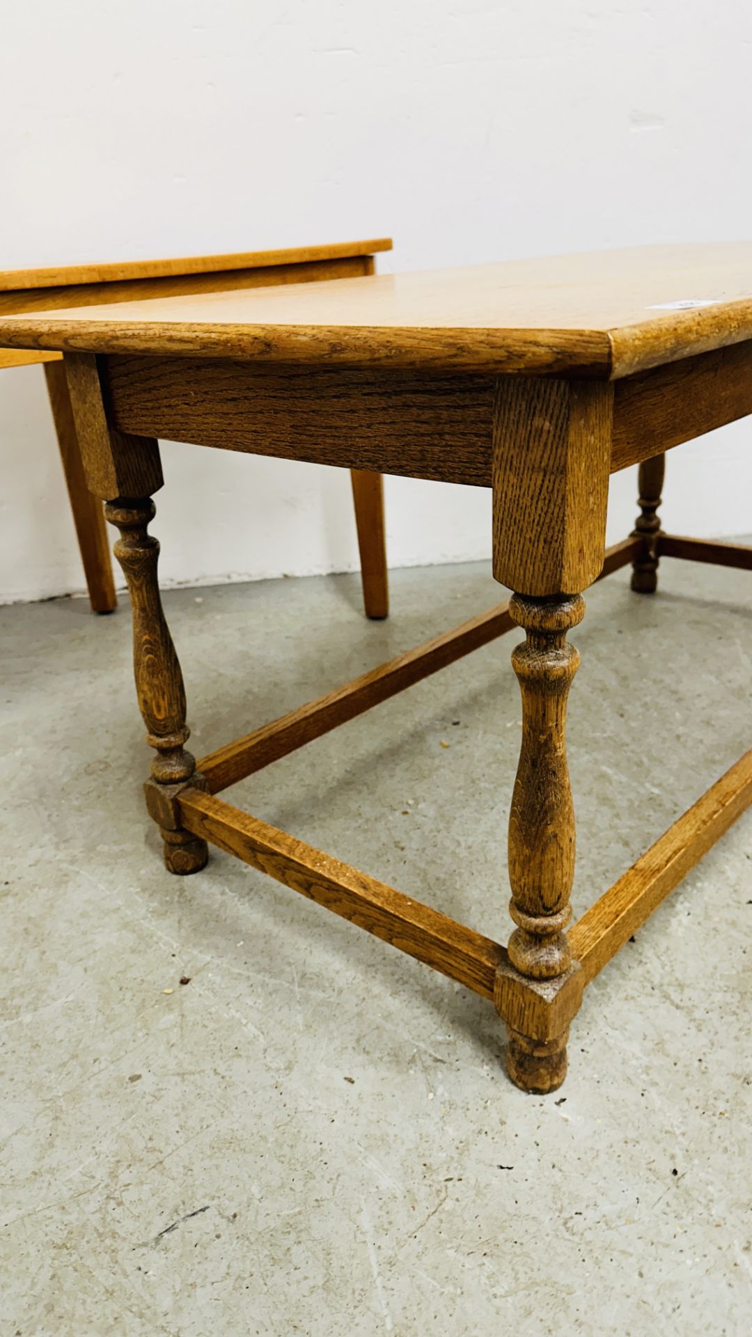 LIGHT OAK RECTANGULAR COFFEE TABLE, W 100CM X D 50CM X H 48CM + A BEECH WOOD CORNER COFFEE TABLE. - Bild 4 aus 6