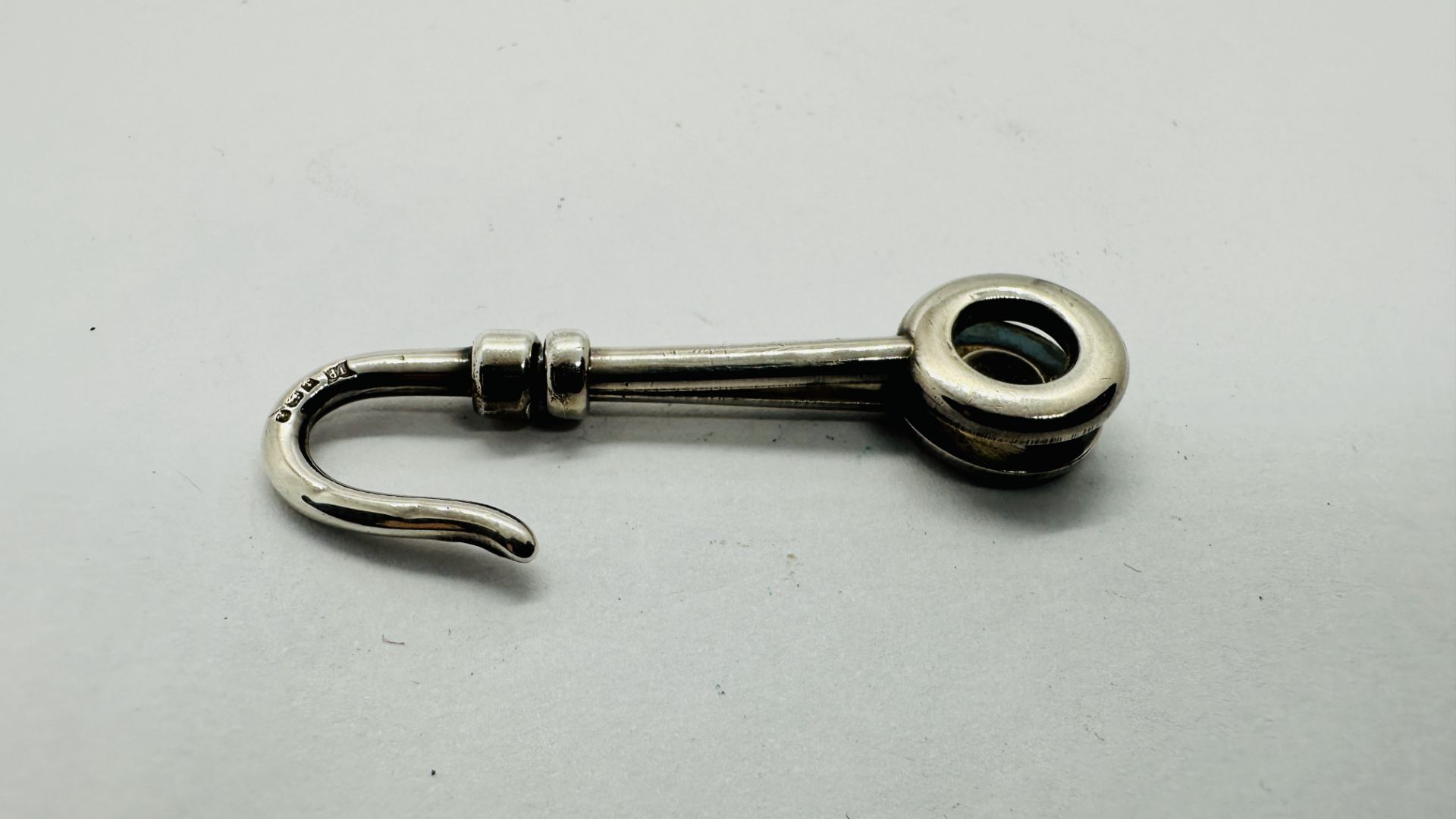 A SILVER NAPKIN CLIP, BIRMINGHAM ASSAY. - Image 3 of 5