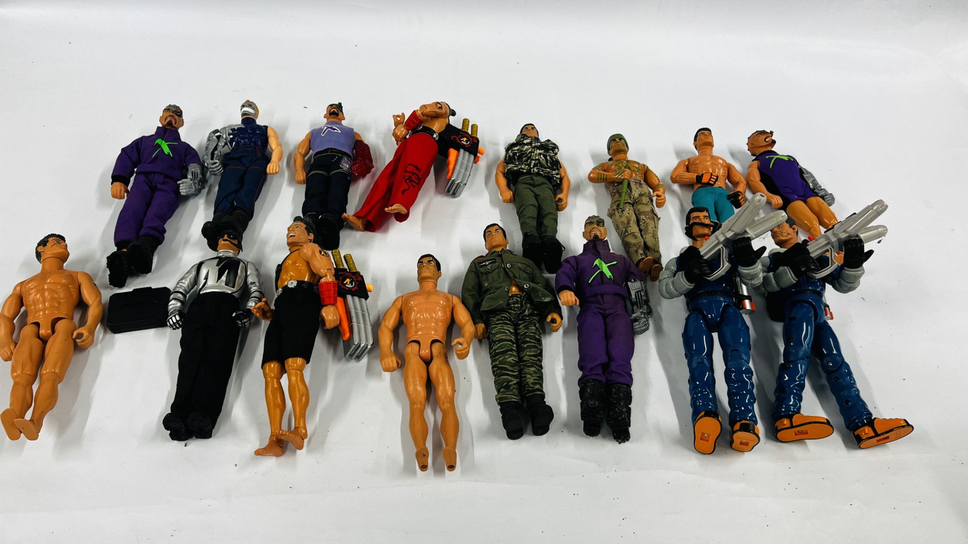 A BOX CONTAINING A GROUP OF 16 ASSORTED ACTION MAN FIGURES IN VARIOUS OUTFITS.