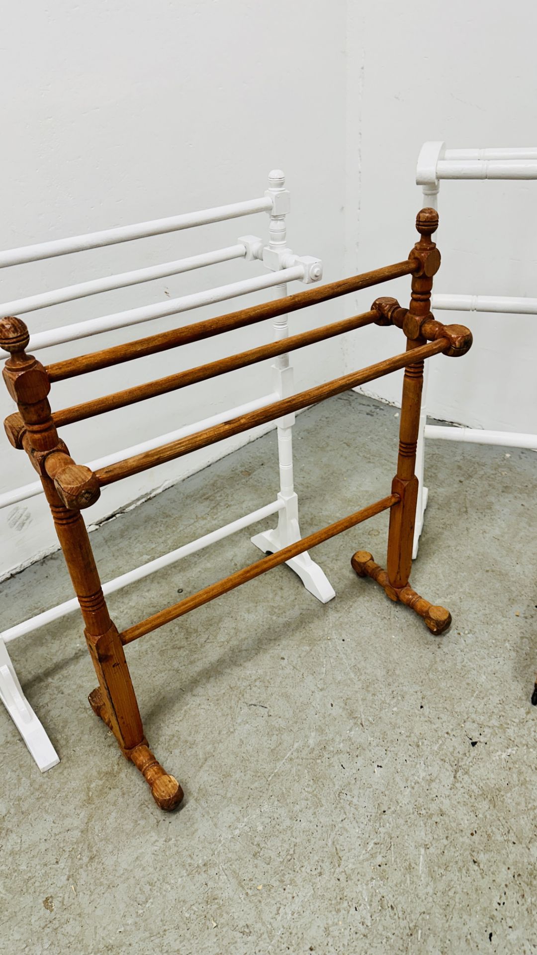 2 X PAINTED TOWEL RAILS & ONE OTHER ALONG WITH A VINTAGE CLOTHES VALET. - Bild 3 aus 5