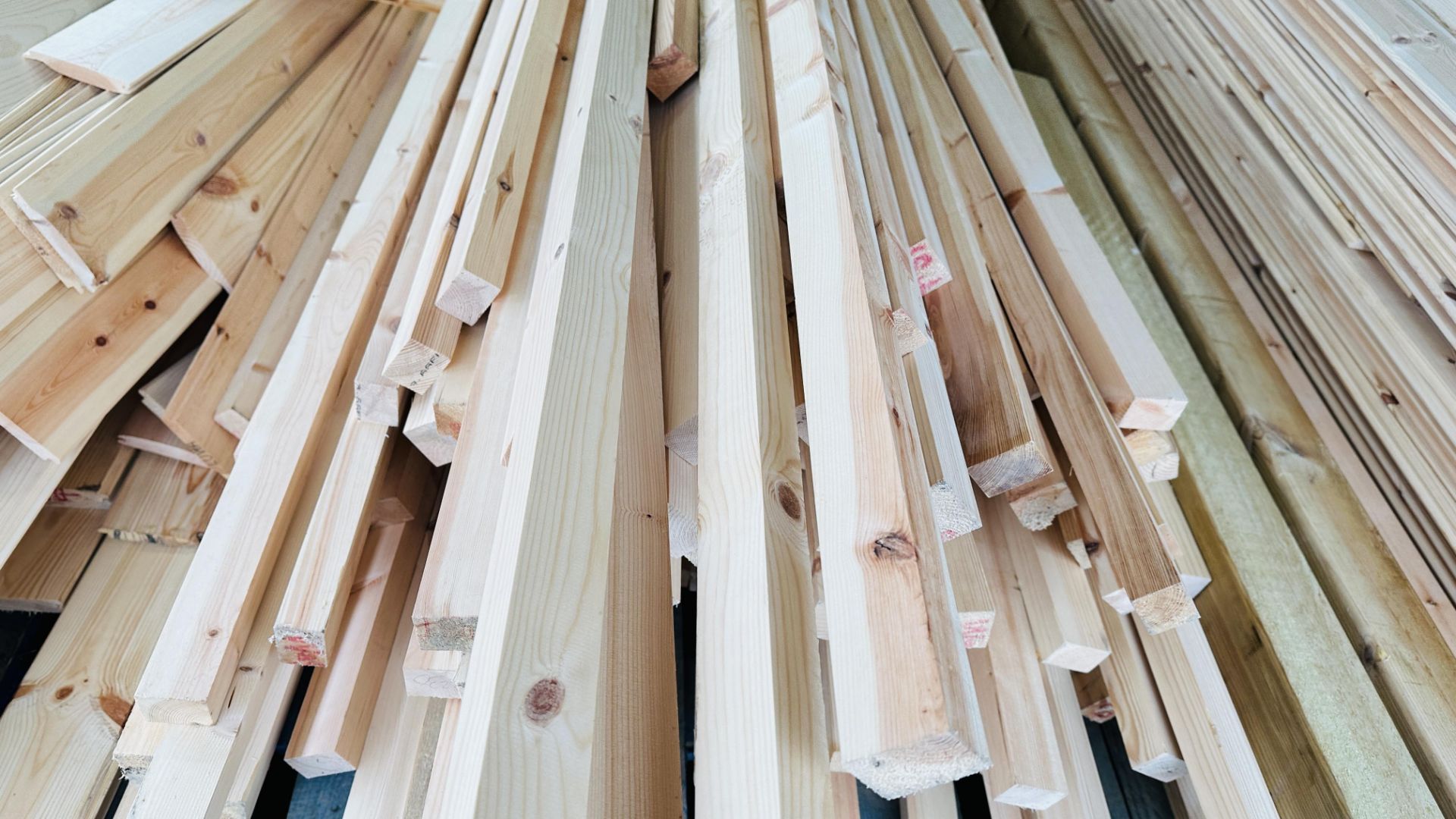 QUANTITY 45 X 35MM PLANED TIMBER MIXED LENGTH MAX 2.6M. THIS LOT IS SUBJECT TO VAT ON HAMMER PRICE. - Bild 4 aus 4