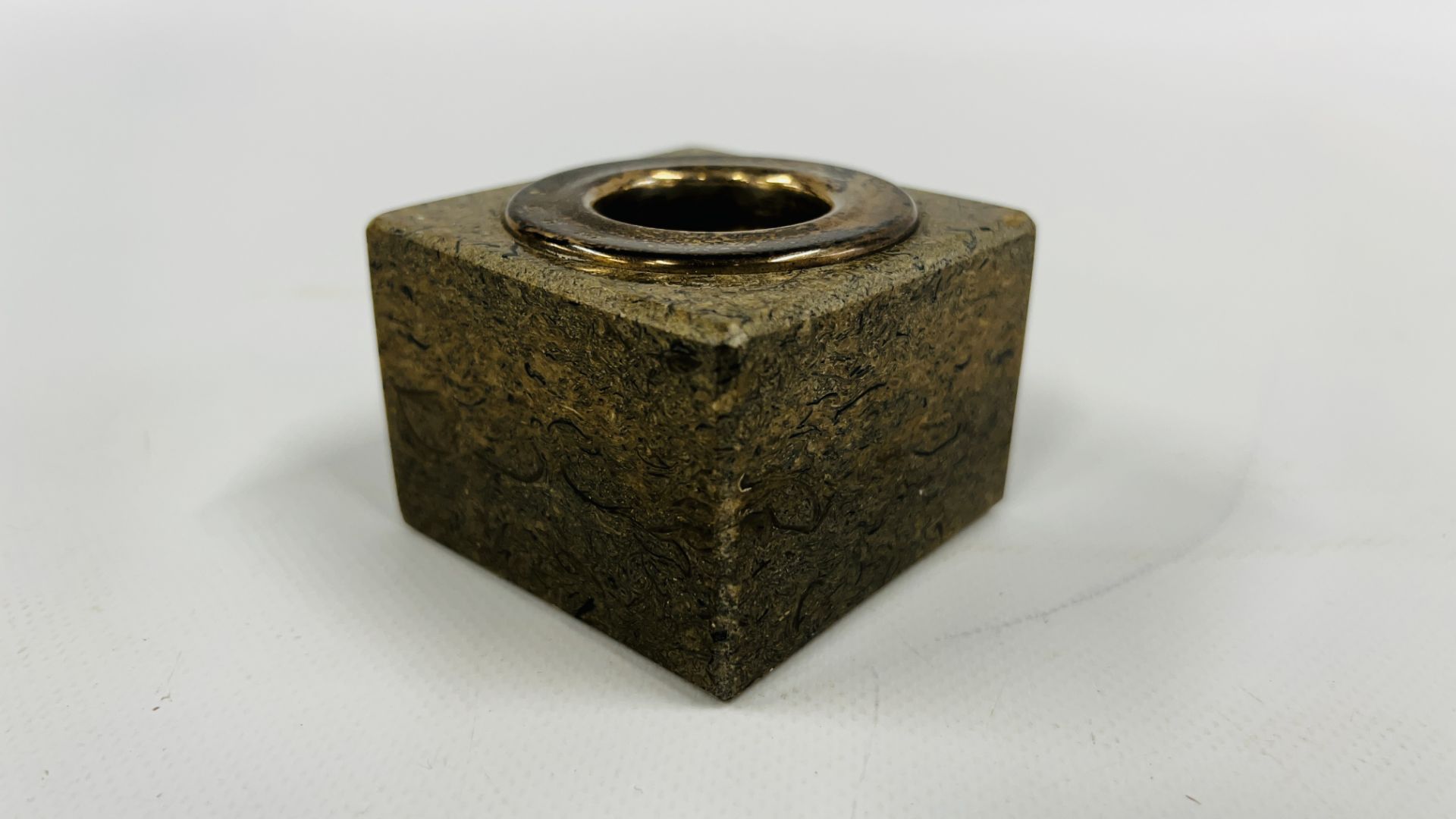 A SQUARE HARDSTONE INKWELL WITH SILVER RIM, BIRMINGHAM ASSAY 1996 J.G. 6.8 X 6.8CM X H 4.5CM. - Image 4 of 6