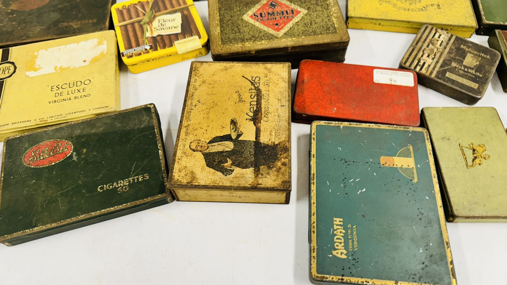 A BOX CONTAINING AN EXTENSIVE COLLECTION OF ASSORTED EMPTY VINTAGE CIGARETTE TINS TO INCLUDE - Bild 3 aus 9