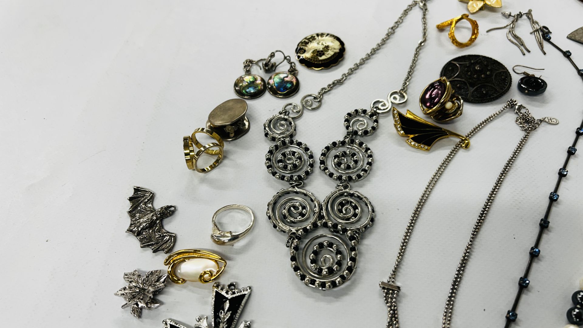 A TRAY OF RETRO AND VINTAGE JEWELLERY TO INCLUDE NECKLACES, BRACELETS ETC. - Image 11 of 14