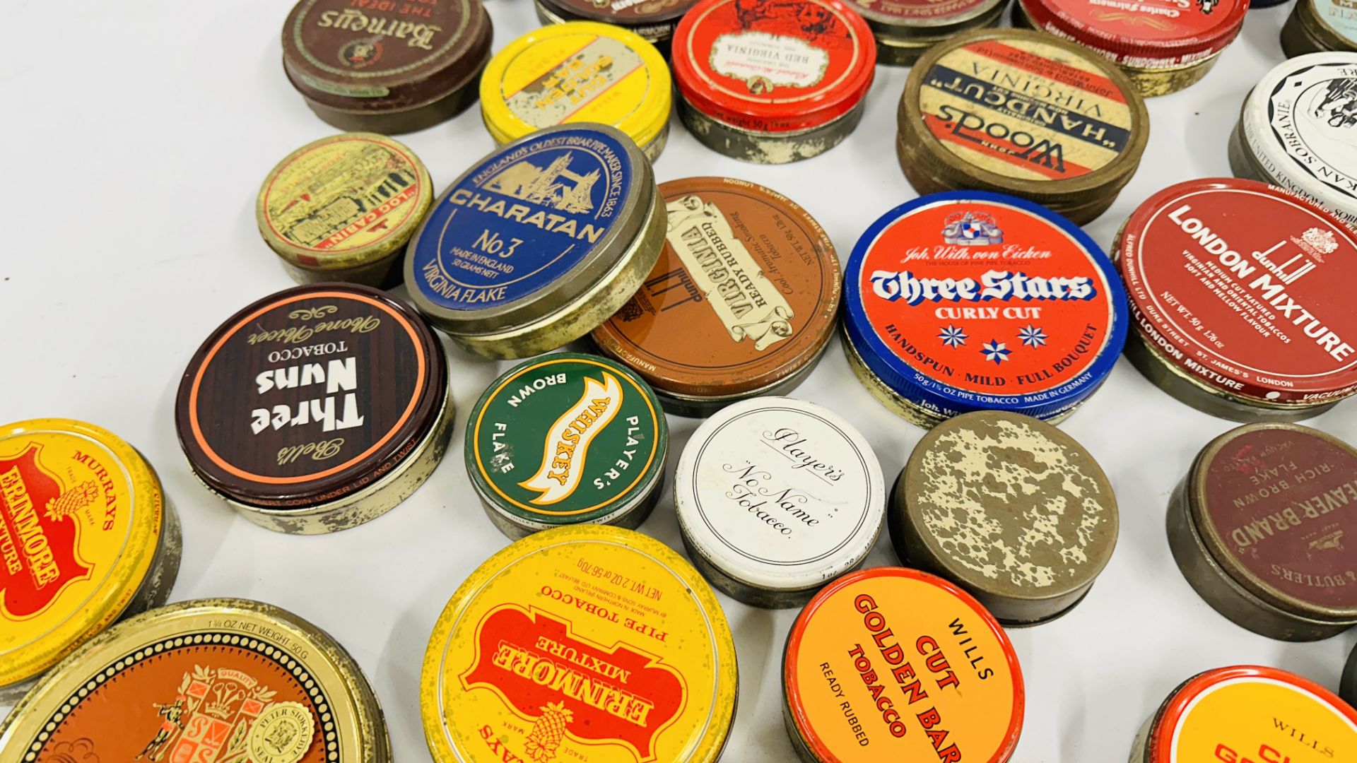 A BOX CONTAINING AN EXTENSIVE COLLECTION OF ASSORTED EMPTY VINTAGE ROUND TOBACCO TINS TO INCLUDE - Bild 9 aus 12