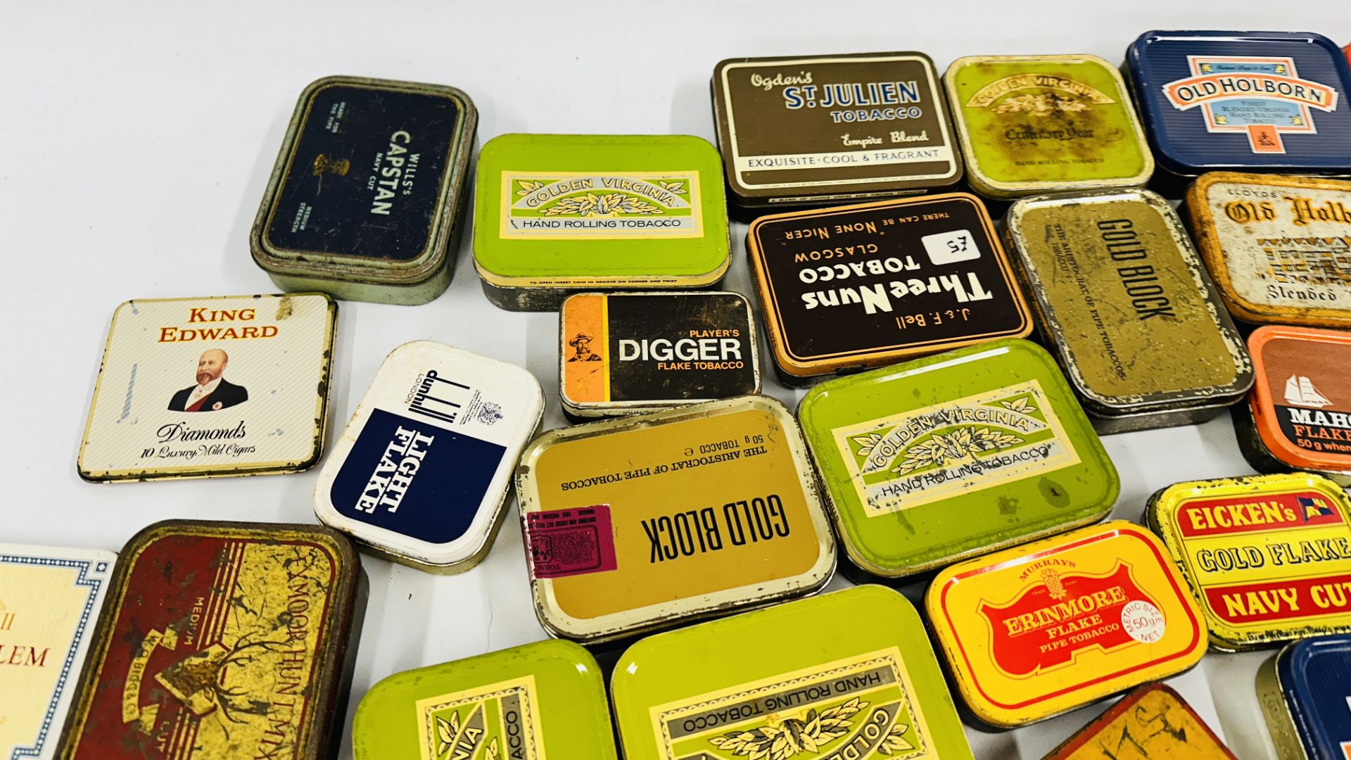 A BOX CONTAINING AN EXTENSIVE COLLECTION OF ASSORTED EMPTY VINTAGE TOBACCO TINS TO INCLUDE EXAMPLES - Image 7 of 10