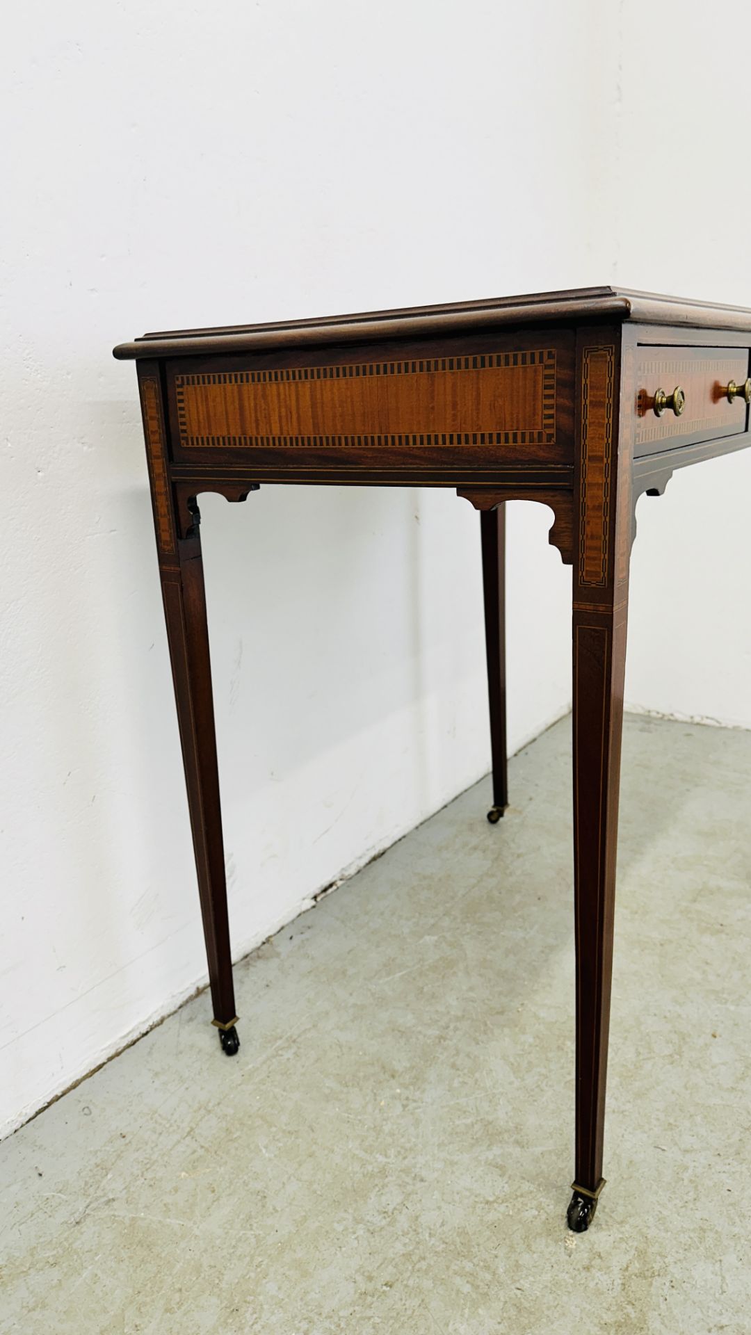 ANTIQUE MAHOGANY & INLAID 2 DRAWER WRITING TABLE WITH BRASS DETAILED HANDLES STANDING ON CASTERS, - Image 11 of 11