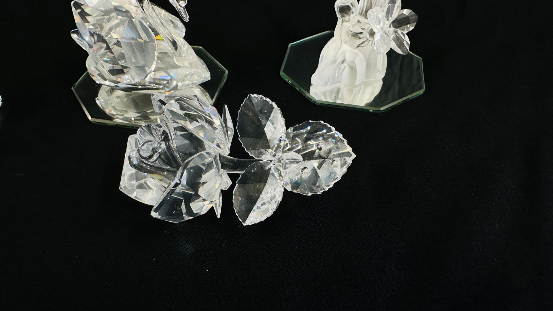A GROUP OF 4 BOXED SWAROVSKI COLLECTIBLE ORNAMENTS TO INCLUDE ROSE (174956), HUMMINGBIRD (166184), - Image 8 of 9