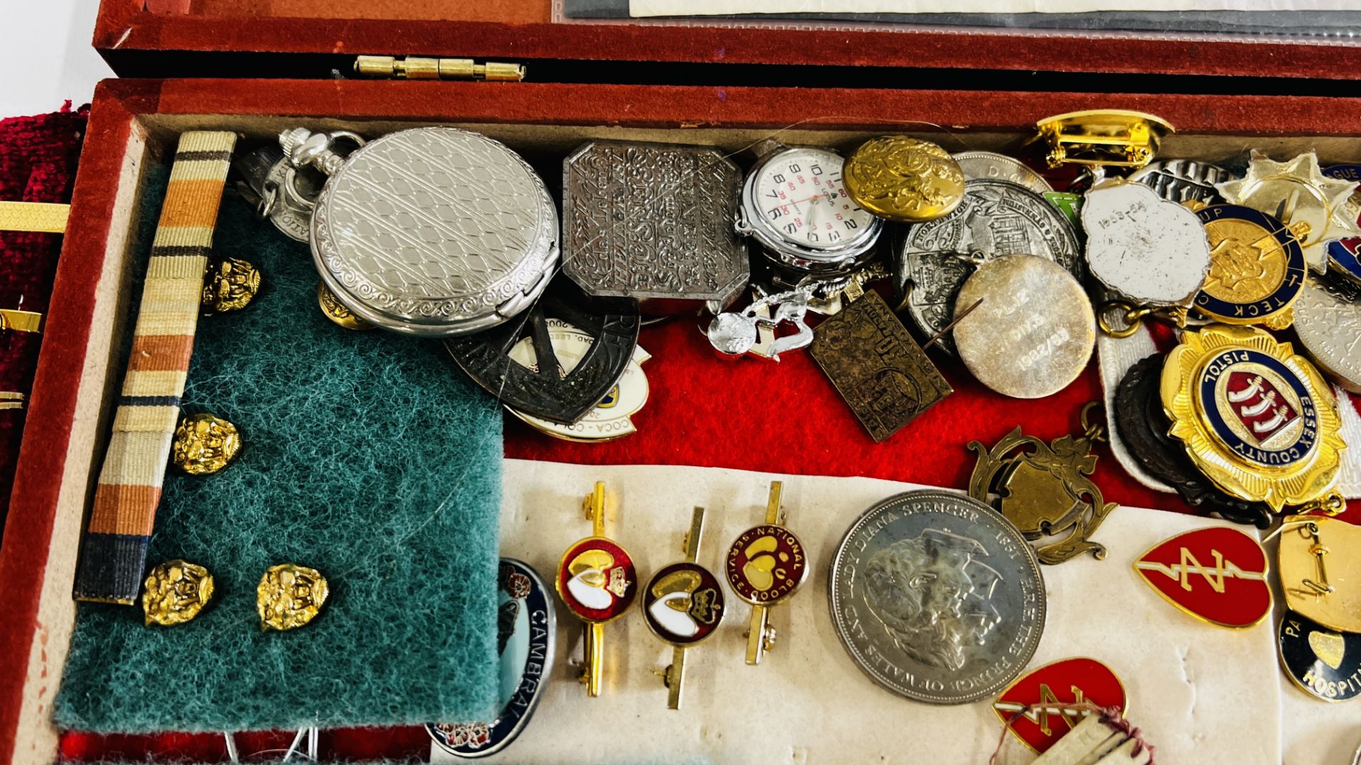 A WOODEN BOX AND TRAY CONTAINING TIE PINS, SOME SILVER EXAMPLES, BANK NOTES, - Image 4 of 9