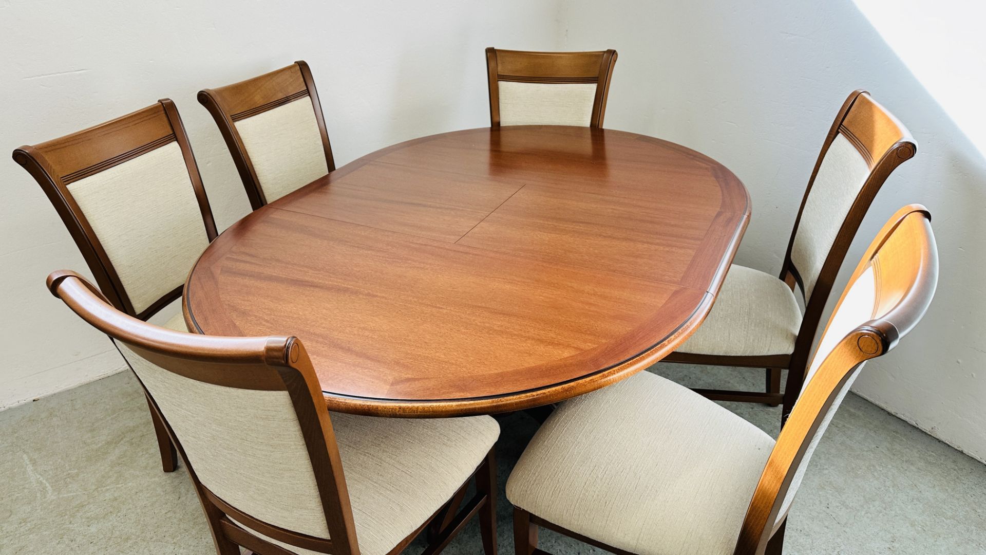 A GOOD QUALITY G PLAN CHERRY WOOD FINISH CIRCULAR EXTENDING DINING TABLE COMPLETE WITH 6 MATCHING - Image 10 of 14