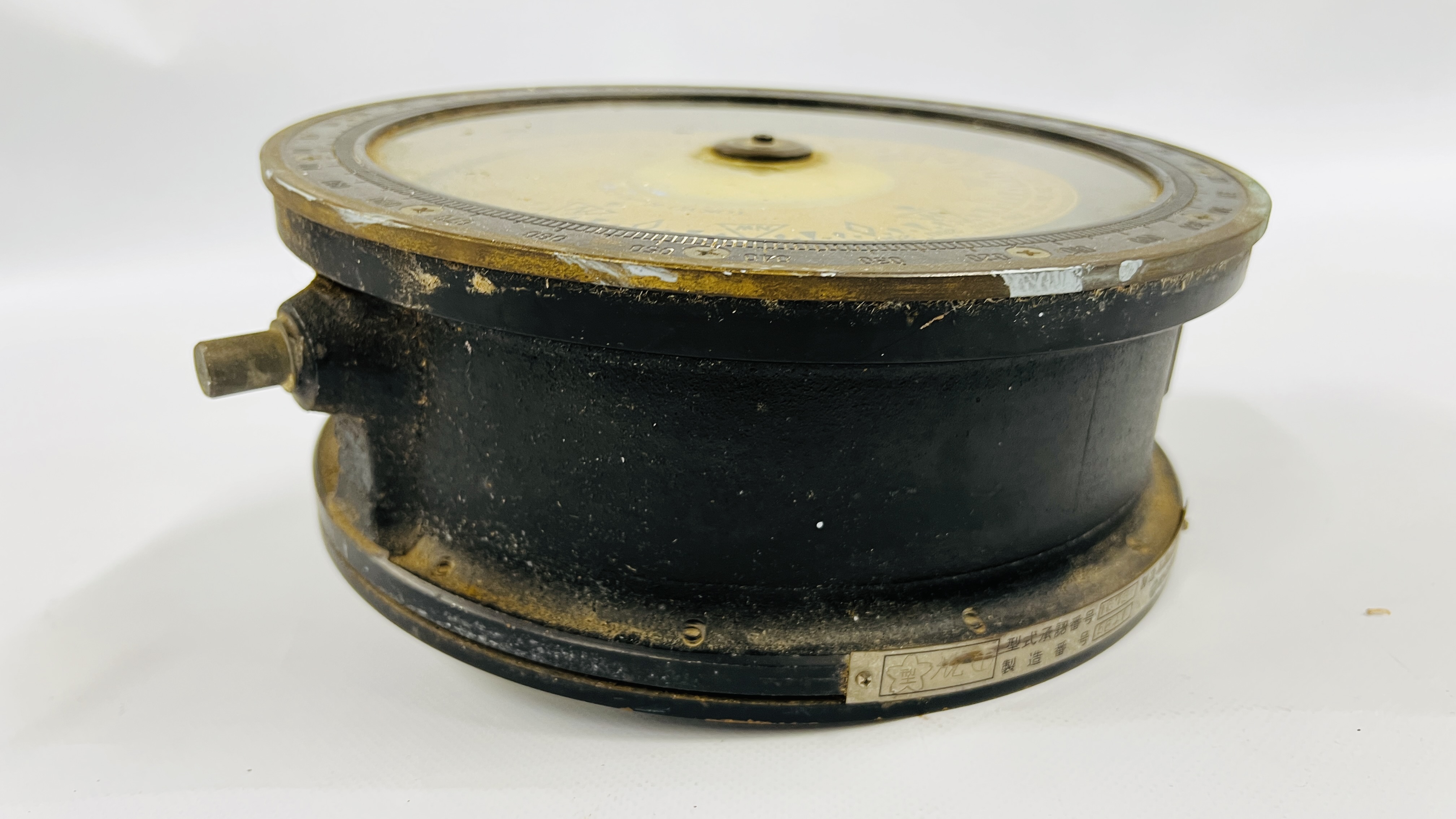 VINTAGE LARGE NAUTICAL MARINE COMPASS BY THE TOKYO KEIKO COMPANY DIAMETER 25CM. - Image 4 of 5