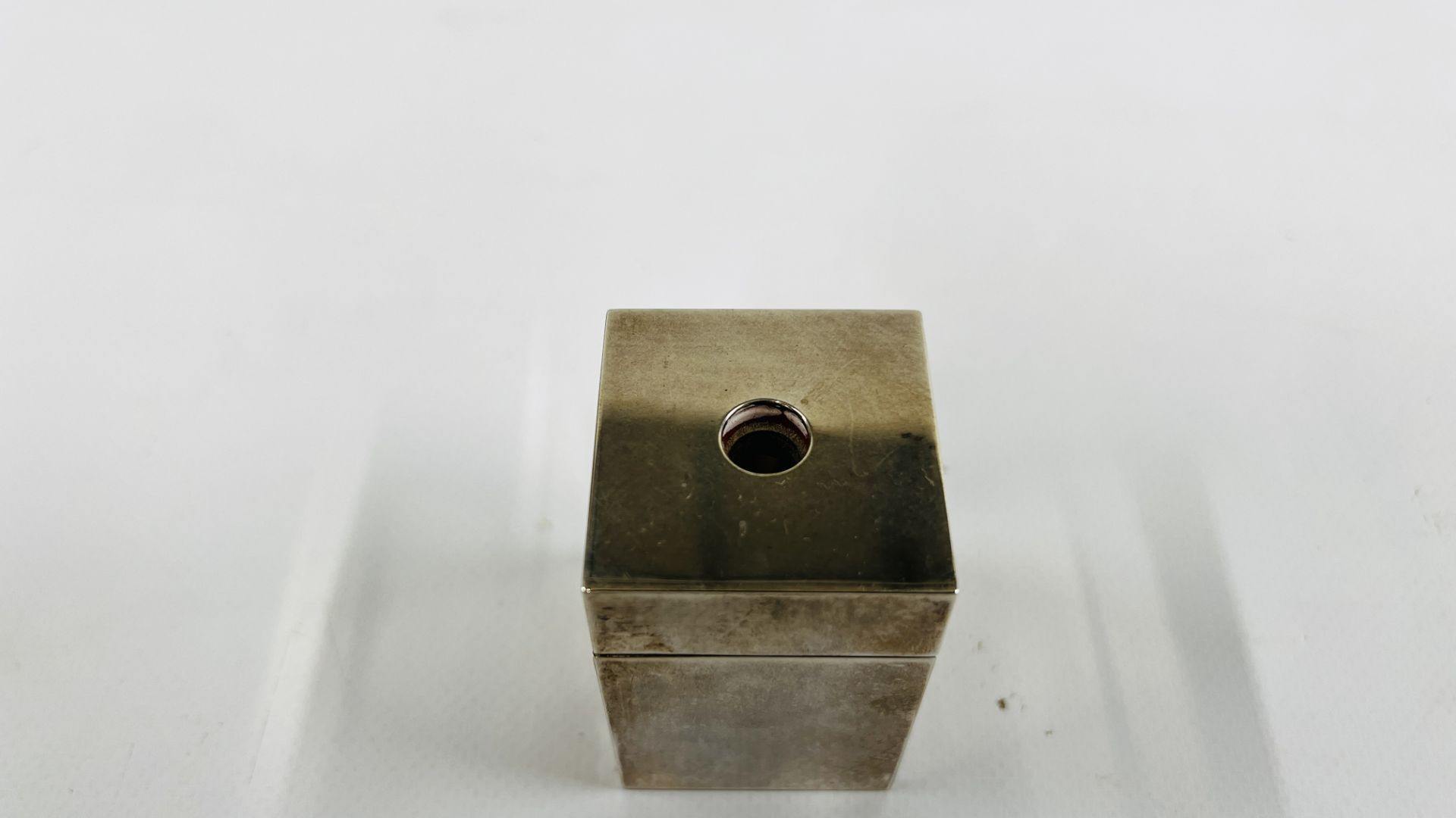 A MODERN SILVER PENCIL SHARPENER OF SQUARE FORM, LONDON ASSAY MARKED PENHALIGONS H 5.8CM X 3.8 X 3. - Image 2 of 7