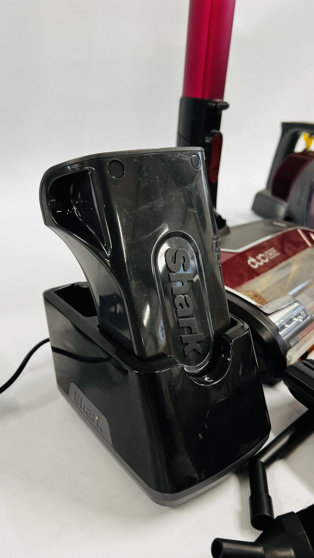 SHARK DUO CLEAN CORDLESS VACUUM CLEANER WITH CHARGER, BATTERIES & ACCESSORIES - SOLD AS SEEN. - Image 4 of 8