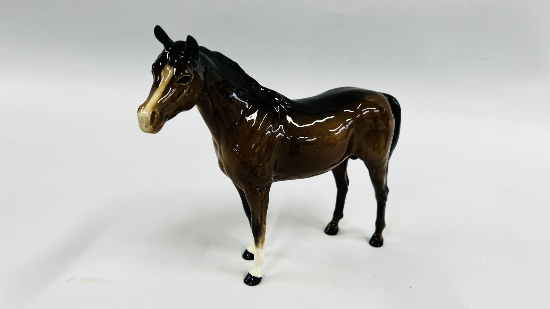 THREE BESWICK CHESTNUT HORSE ORNAMENTS AND FOAL. - Image 9 of 11