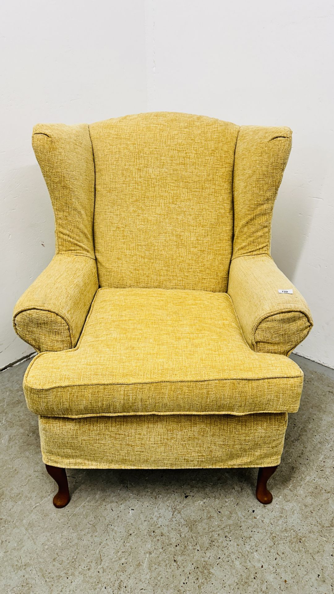 A GOOD QUALITY MODERN PRIMROSE UPHOLSTERED WINGBACK EASY CHAIR.