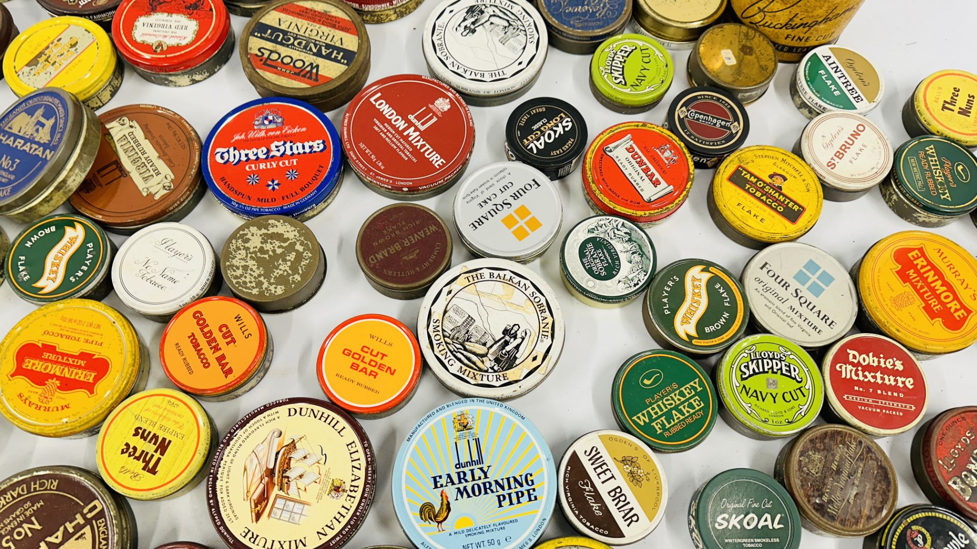 A BOX CONTAINING AN EXTENSIVE COLLECTION OF ASSORTED EMPTY VINTAGE ROUND TOBACCO TINS TO INCLUDE - Bild 12 aus 12