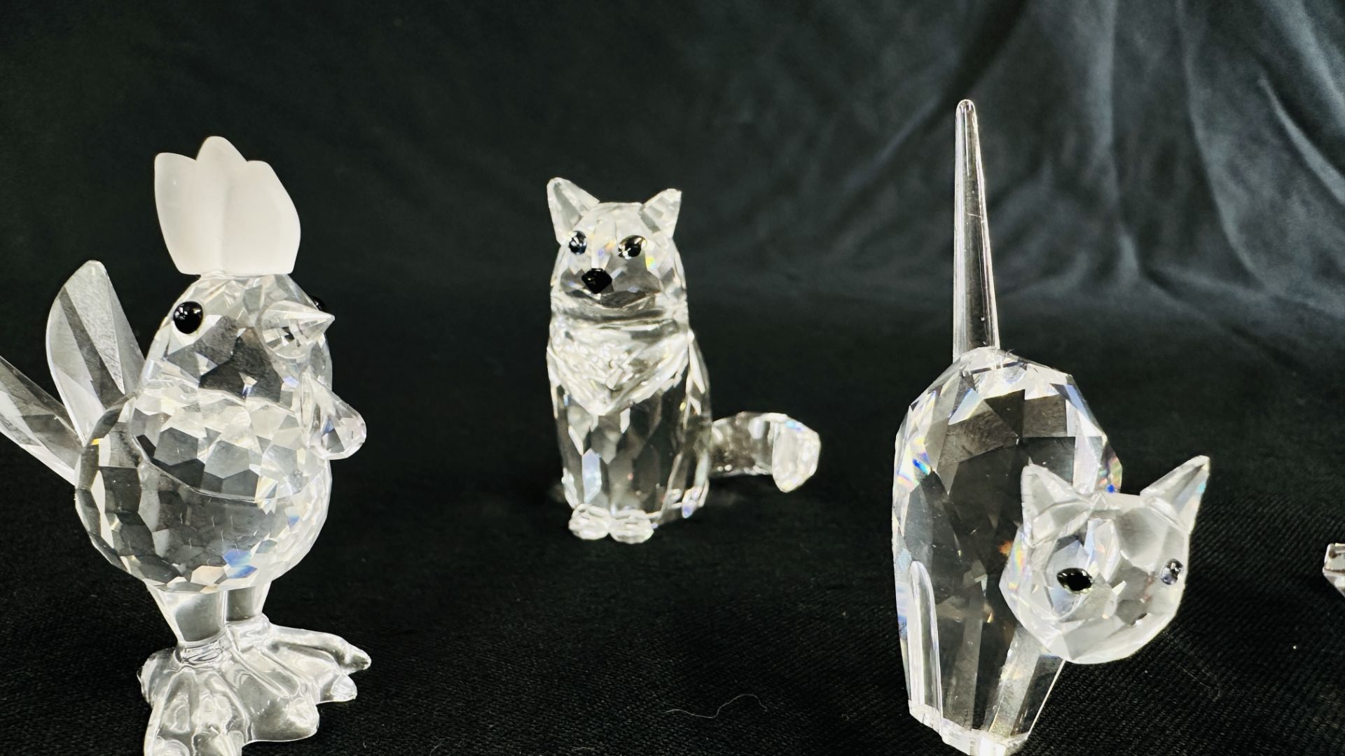 GRUOP OF 7 SWAROVSKI CABINET COLLECTIBLE ORNAMENTS TO INCLUDE MINI HEN (7675), TOM CAT (198241), - Image 7 of 12