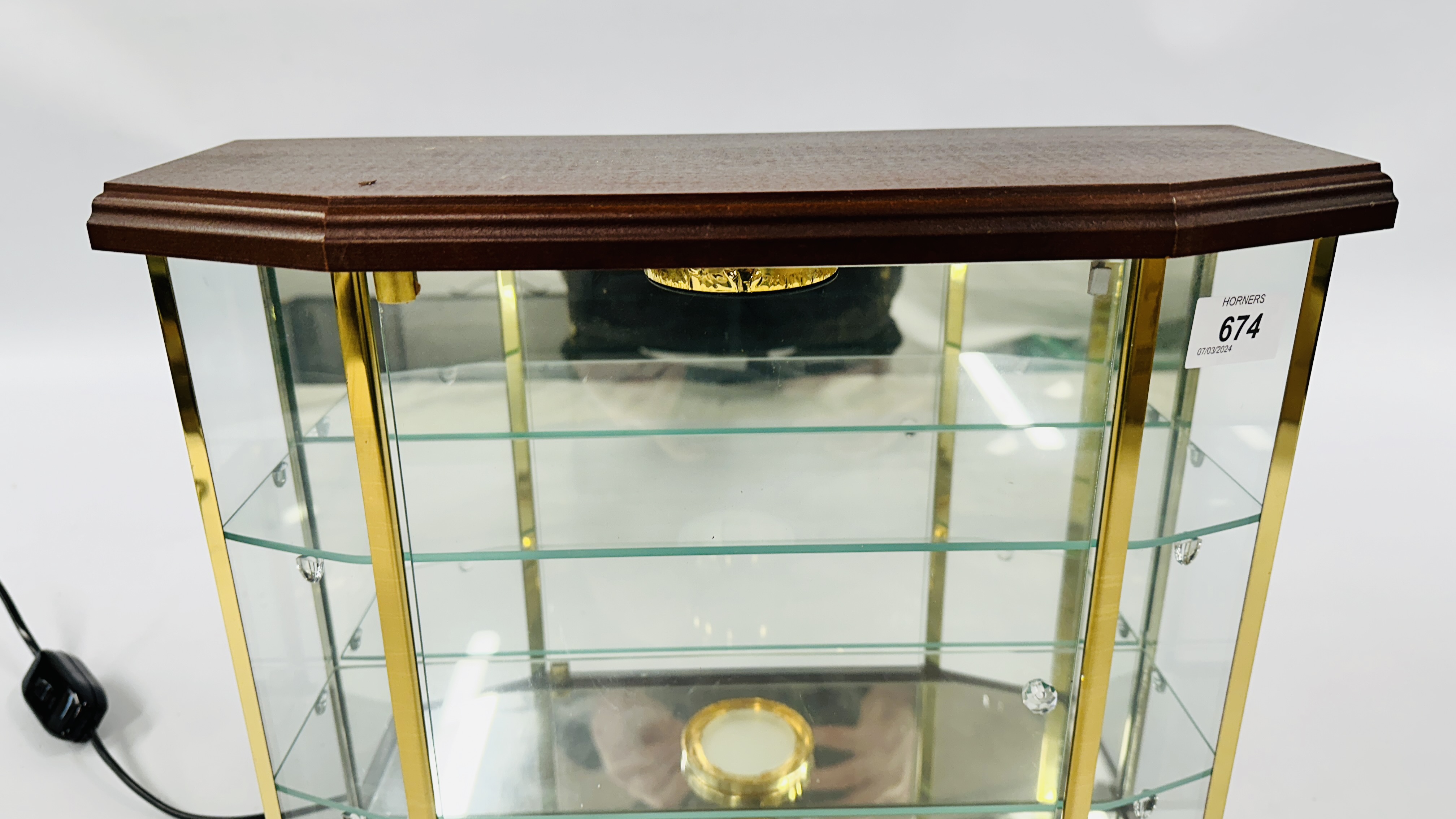 A SMALL ILLUMINATED 3 TIER GLASS DISPLAY CABINET, W 38CM X D 13CM X H 33CM. - Image 3 of 6