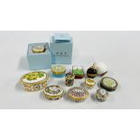 A GROUP OF 10 TRINKETS TO INCLUDE ROYAL CROWN DERBY "CELANDINE" TRINKET, HALCYON DAYS ENAMELS,