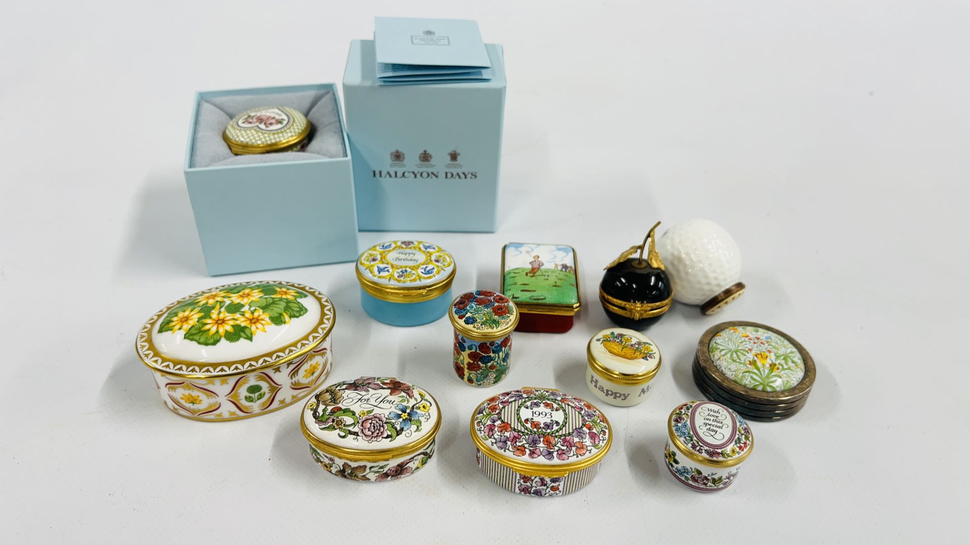 A GROUP OF 10 TRINKETS TO INCLUDE ROYAL CROWN DERBY "CELANDINE" TRINKET, HALCYON DAYS ENAMELS,