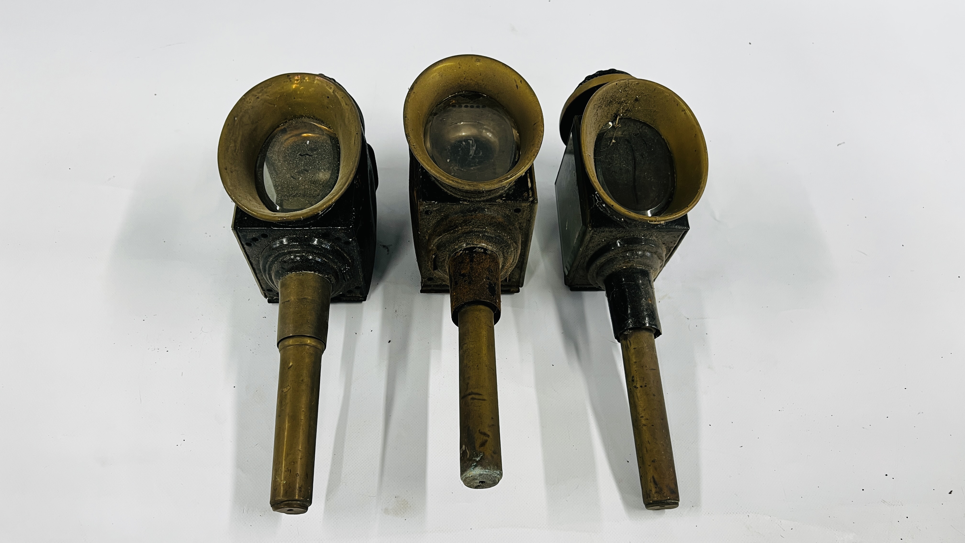 A GROUP OF THREE ANTIQUE CARRIAGE LAMPS WITH OVAL BEVELLED GLASS.