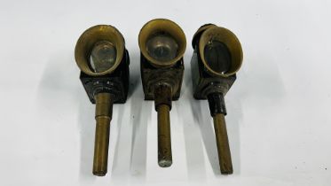 A GROUP OF THREE ANTIQUE CARRIAGE LAMPS WITH OVAL BEVELLED GLASS.