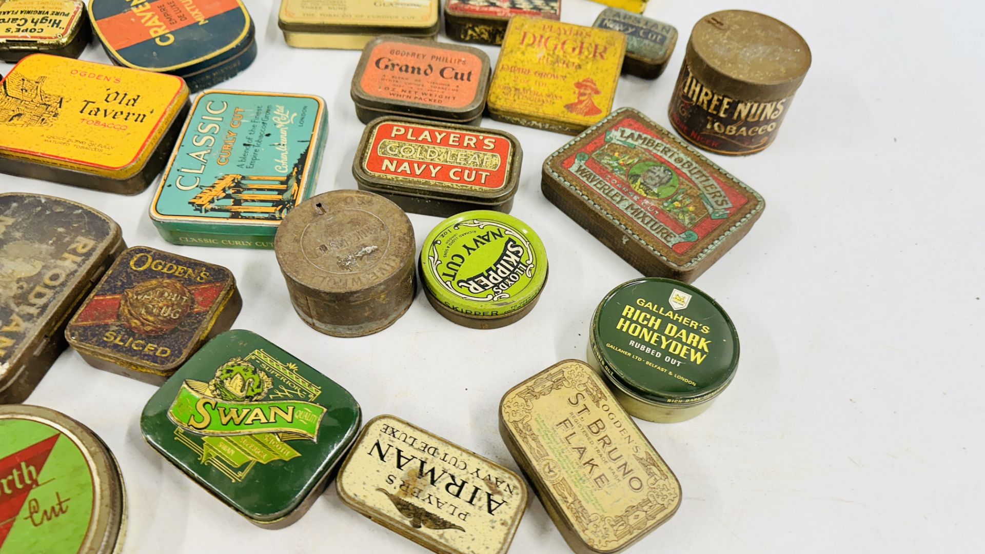 A BOX CONTAINING A COLLECTION OF ASSORTED VINTAGE CIGARETTE & TOBACCO TINS TO INCLUDE EXAMPLES - Image 3 of 7