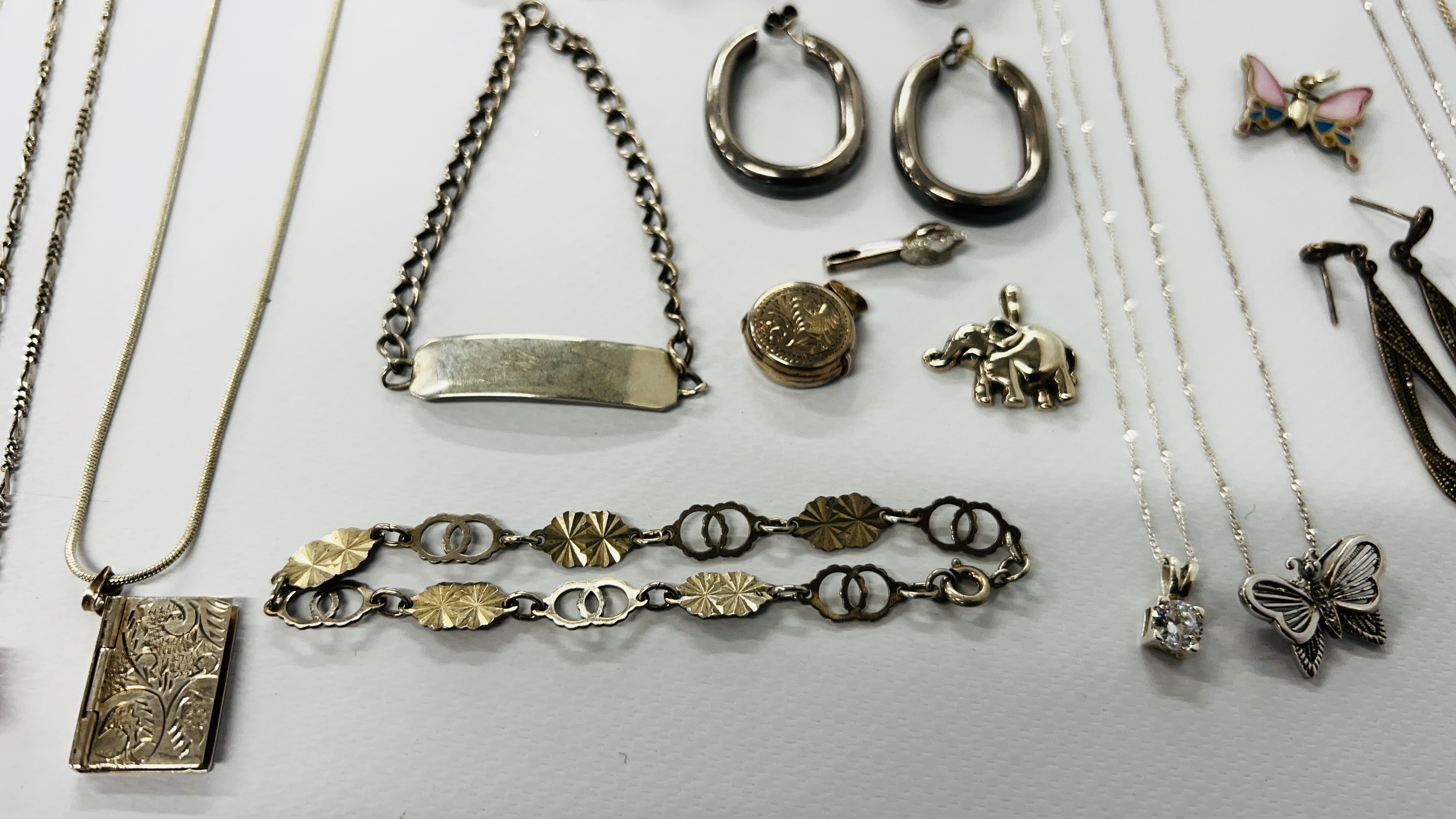 A TRAY OF SILVER, WHITE METAL PENDANTS, LOCKETS, BRACELETS AND EARRINGS. - Image 3 of 9