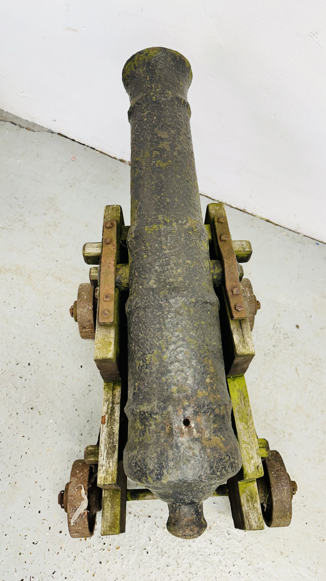 A GEORGE III CAST IRON NAVAL CANNON LENGTH 86CM ON LATER HARDWOOD STAND WITH CAST IRON WHEELS - - Image 18 of 18