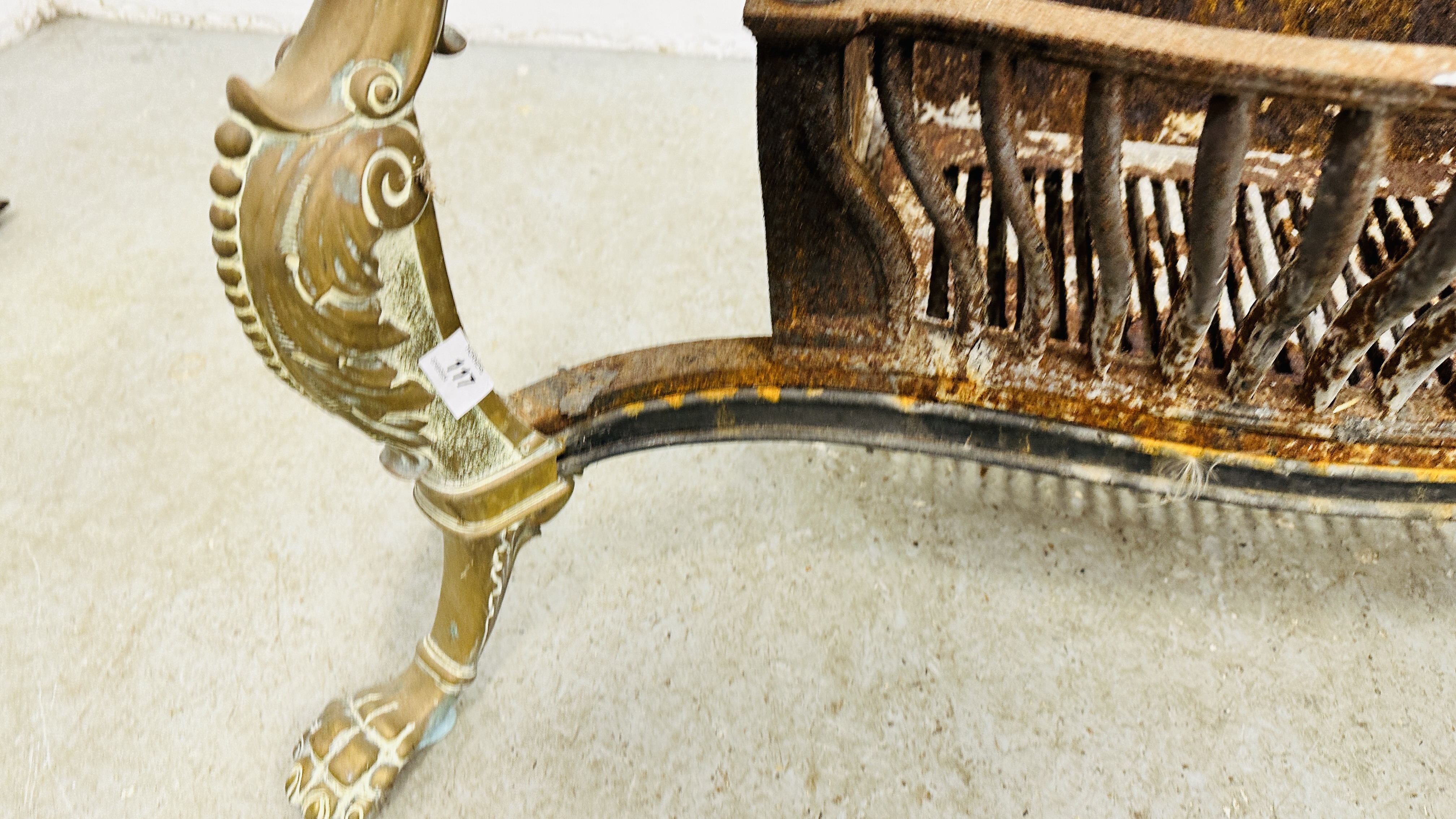 LARGE ANTIQUE CAST IRON FIRE BASKET, THE HEAVY BRASS FORELEGS DETAILED WITH MYTHICAL CREATURES, - Image 7 of 10