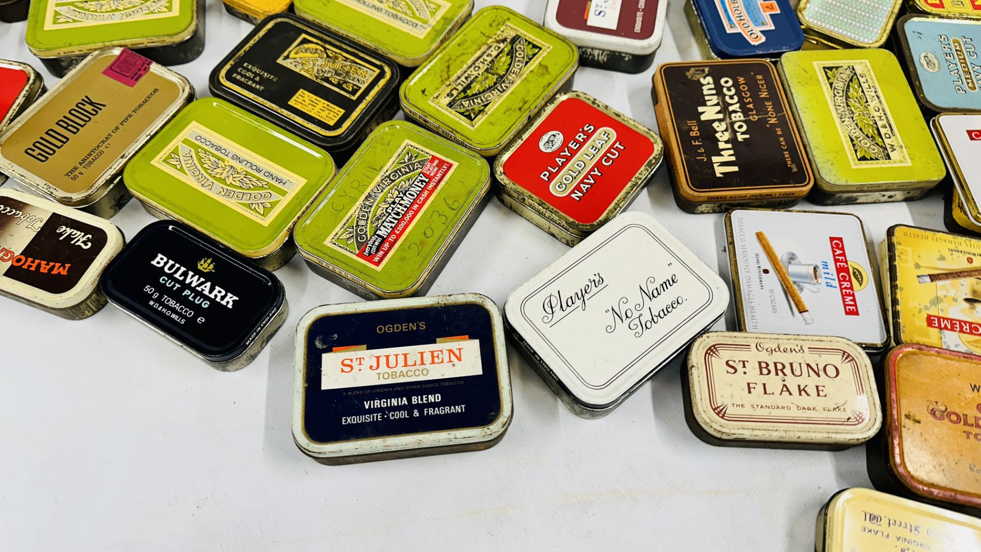 A BOX CONTAINING AN EXTENSIVE COLLECTION OF ASSORTED EMPTY VINTAGE TOBACCO TINS TO INCLUDE EXAMPLES - Image 4 of 10