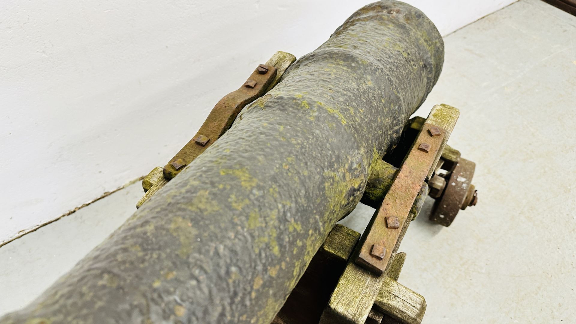 A GEORGE III CAST IRON NAVAL CANNON LENGTH 86CM ON LATER HARDWOOD STAND WITH CAST IRON WHEELS - - Image 5 of 18