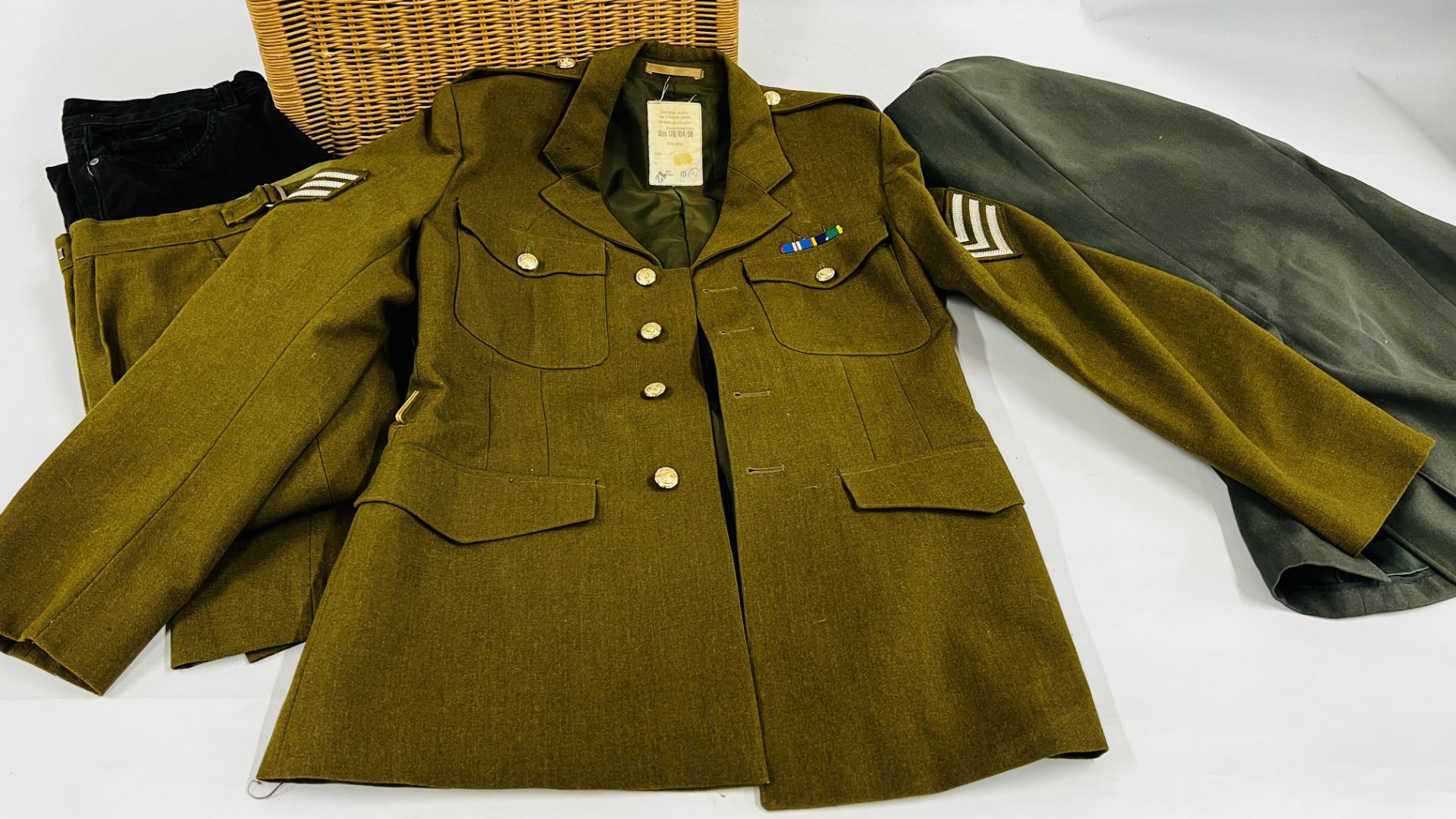 A COLLECTION OF MILITARY UNIFORMS IN A WICKER M.O.D. BOX. - Bild 6 aus 17