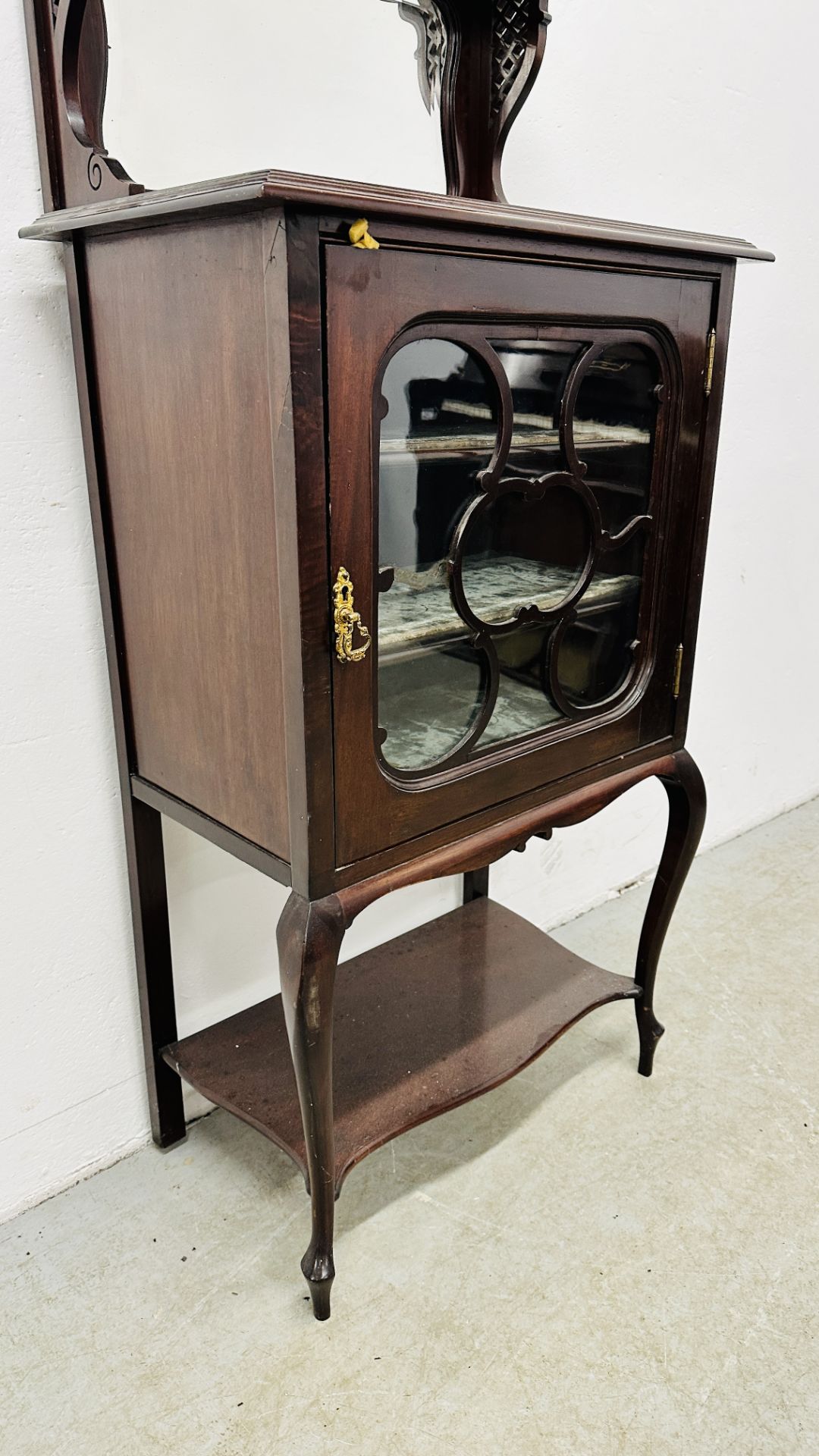 A VICTORIAN MAHOGANY SHEET MUSIC CABINET WITH MIRRORED UPSTAND AND FRETWORK PEDIMENT, - Bild 9 aus 11