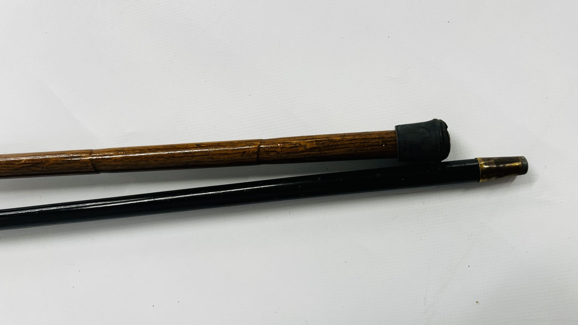 AN EBONY WALKING CANE WITH SILVER TOP A/F AND ONE FURTHER WALKING CANE WITH SILVER TOP AND BAND - Bild 12 aus 12