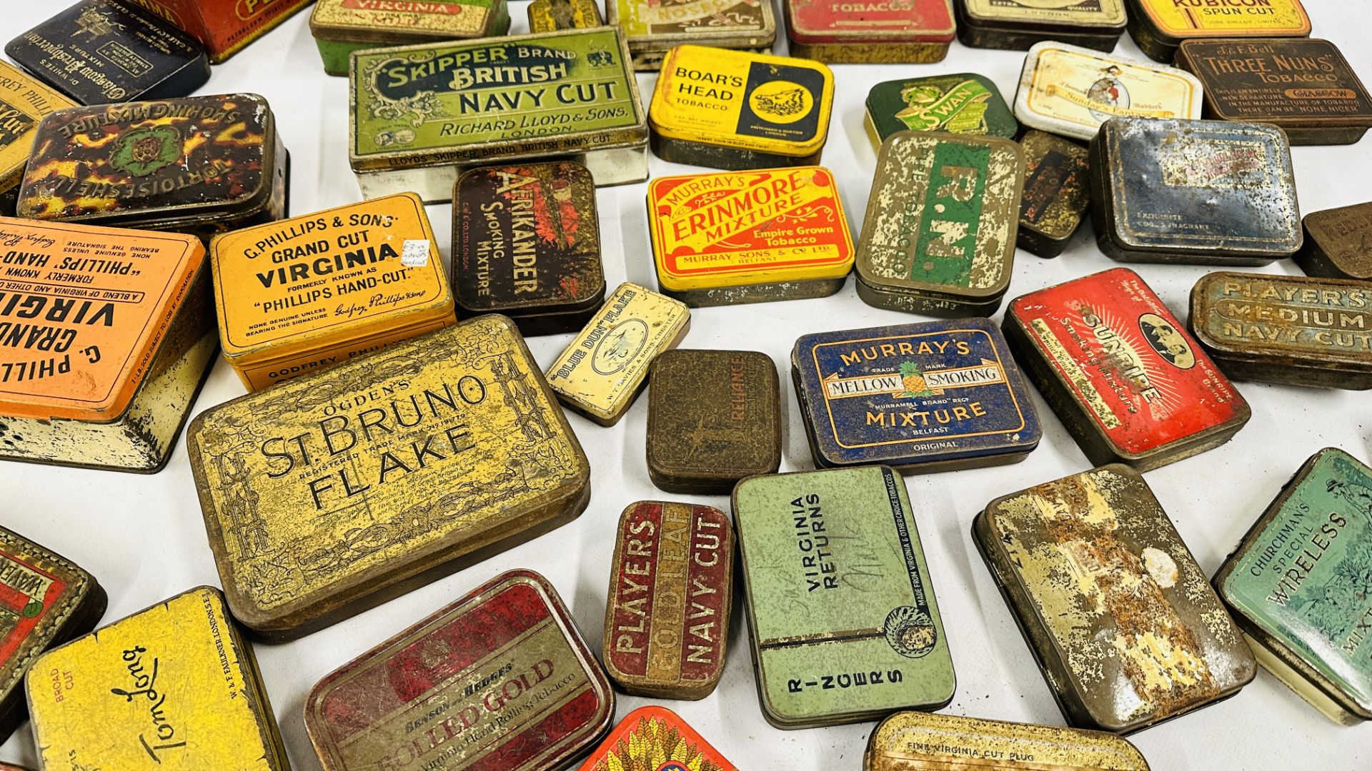 A BOX CONTAINING AN EXTENSIVE COLLECTION OF ASSORTED EMPTY VINTAGE TOBACCO TINS TO INCLUDE EXAMPLES - Image 10 of 10