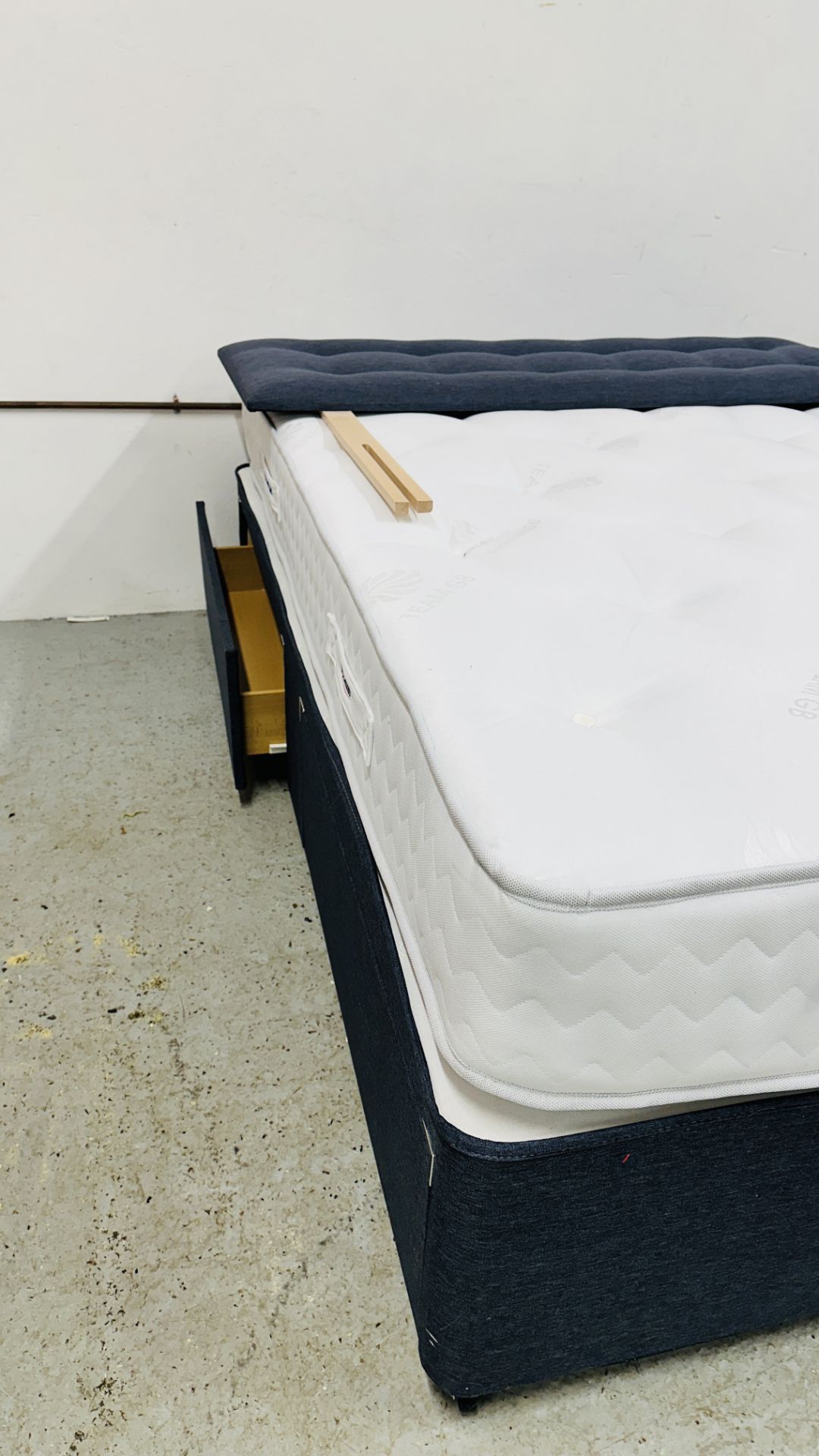 A DOUBLE DIVAN BED WITH STORAGE BASE, - Bild 14 aus 17