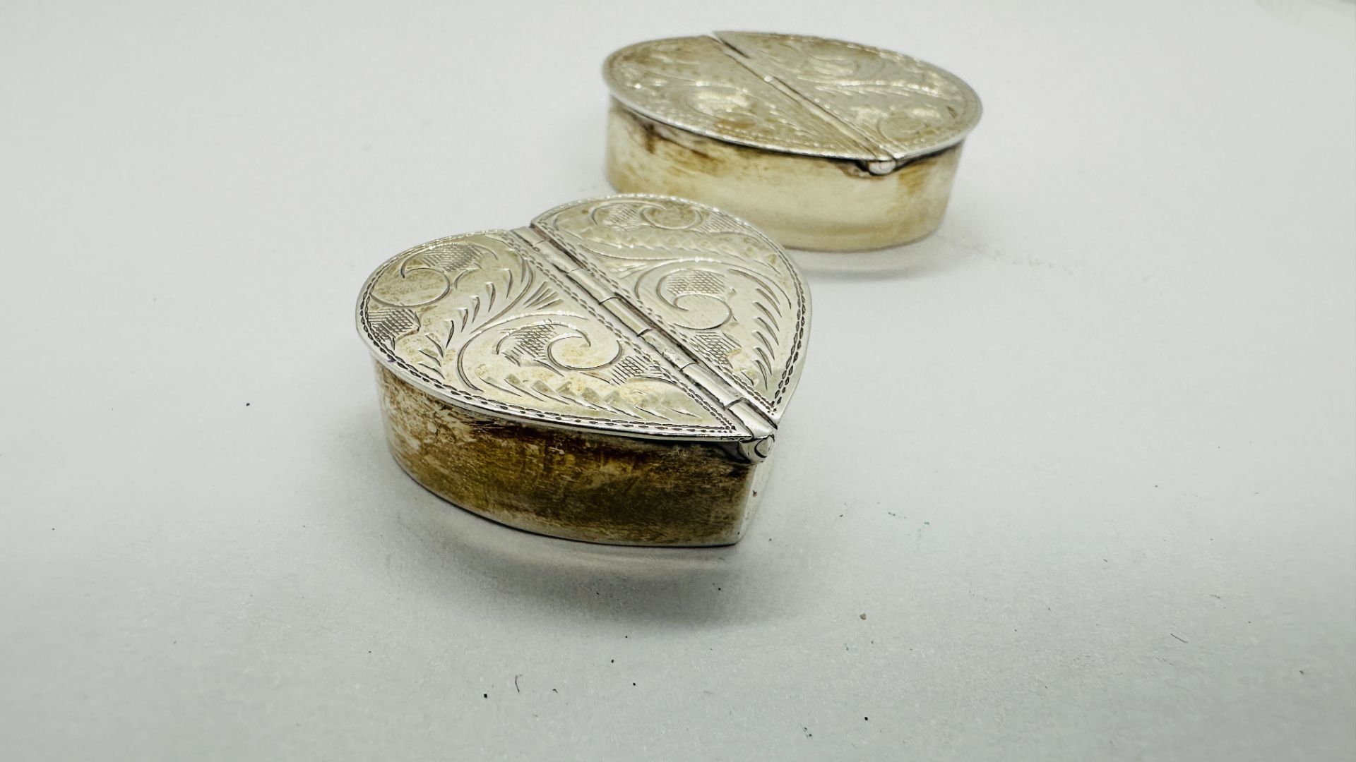 TWO MODERN SILVER ENGRAVED PILL BOXES, ONE OF OVAL FORM W 3. - Image 2 of 8