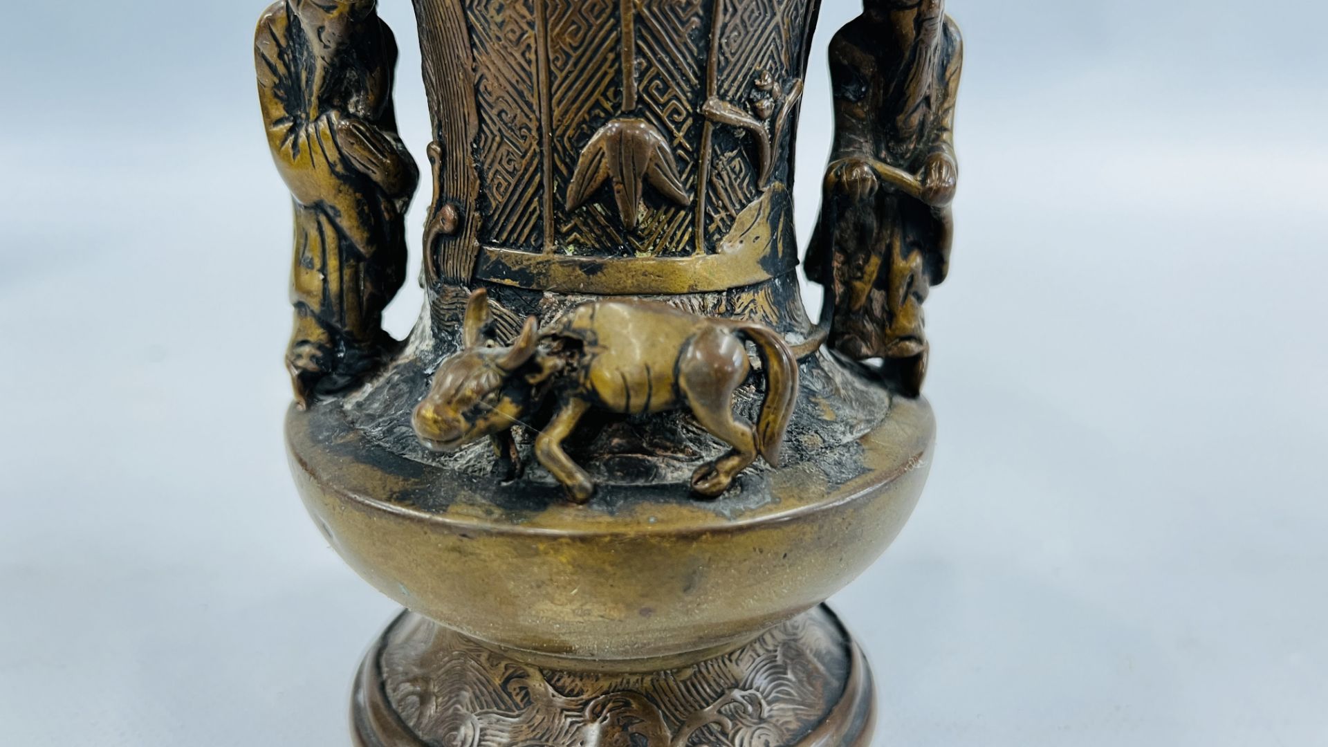 AN ANTIQUE TRUMPET SHAPED CHINESE QING BRONZE VASE WITH APPLIED FIGURES, H 16CM. - Image 6 of 13