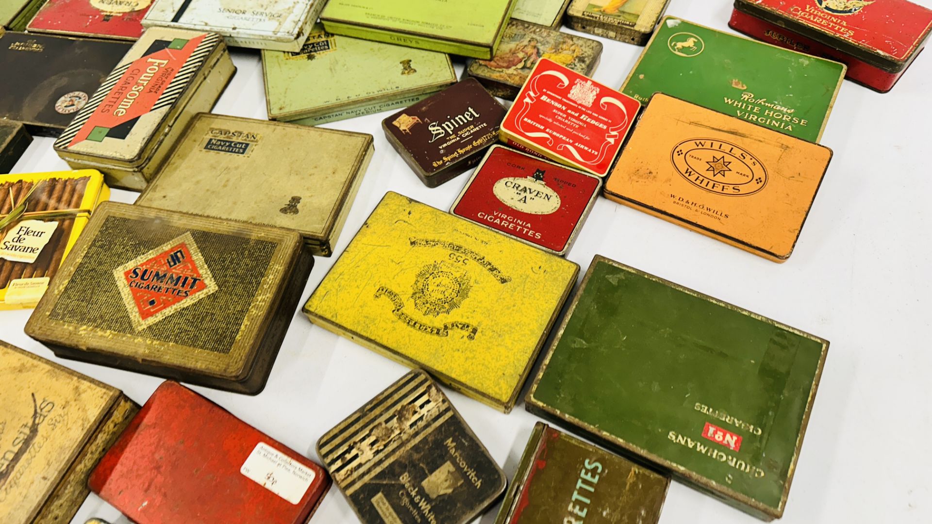A BOX CONTAINING AN EXTENSIVE COLLECTION OF ASSORTED EMPTY VINTAGE CIGARETTE TINS TO INCLUDE - Bild 8 aus 9