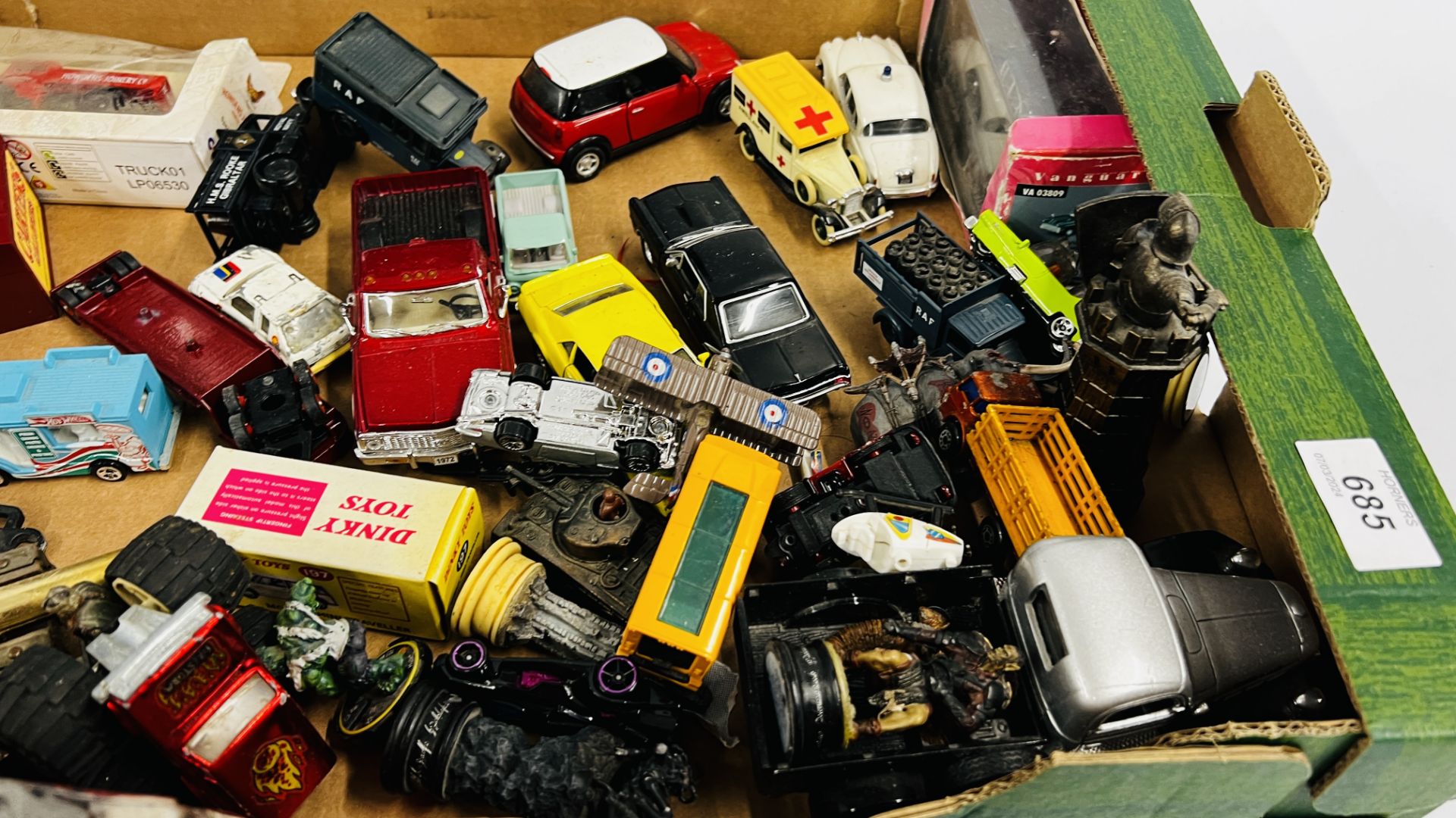 COLLECTION OF VINTAGE MODEL VEHICLES INCLUDING DIE CAST + SMALL QUANTITY MODEL FIGURES + QUANTITY - Image 9 of 13